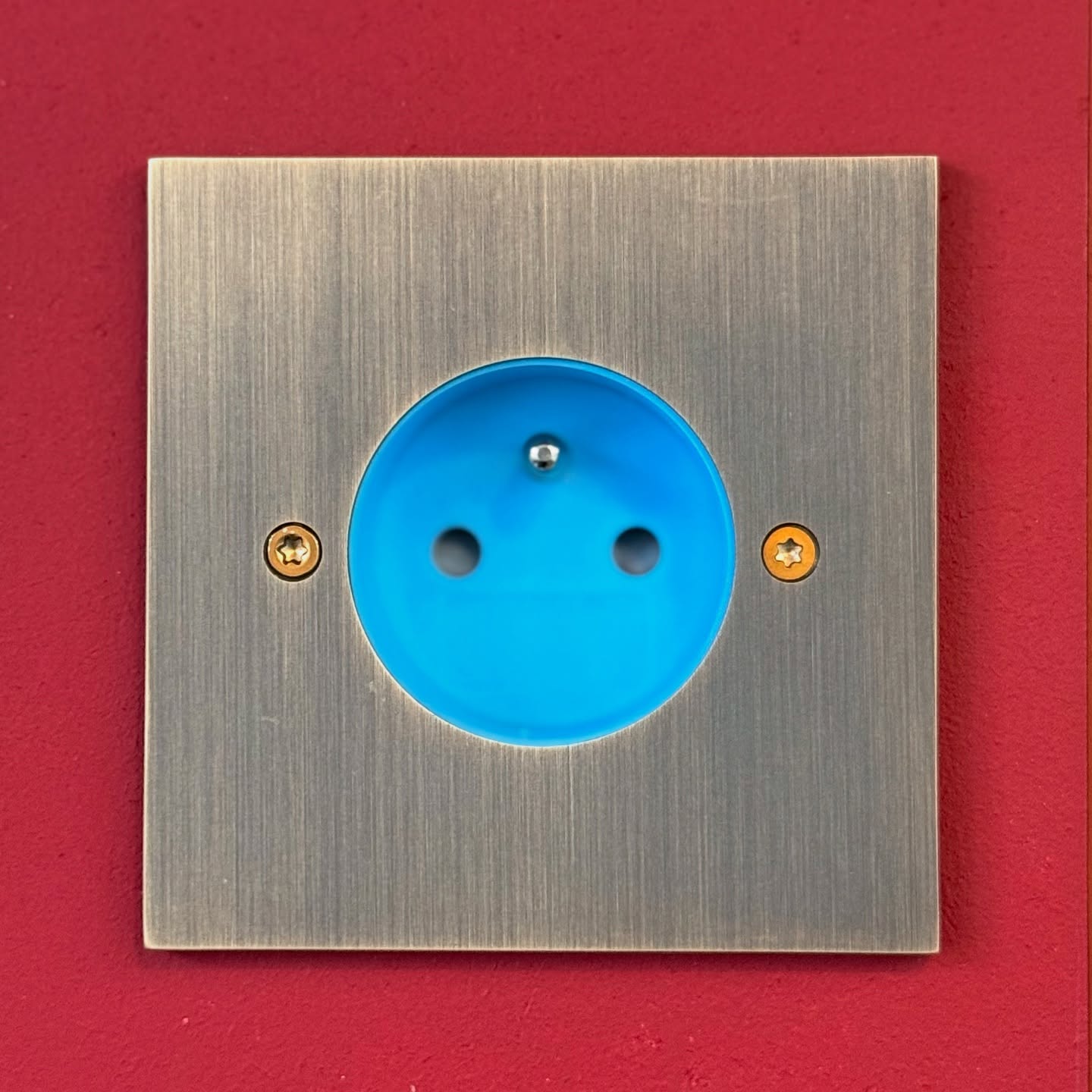 Lorsque l’on vous dit que tous les éléments de nos prises sont personnalisables… 🔌
#6ixtes #6ixtesinterrupteurs #interrupteur #ateliersdefrance #savoirfaire #artisanat #artisanatfrancais #artisans #art #gravure #appartement #architecture #luxe #decorationinterieur #paris #decoration #interiordesign #interiordecor #homedecor #design #craftmanship #homedesign #interiorarchitect