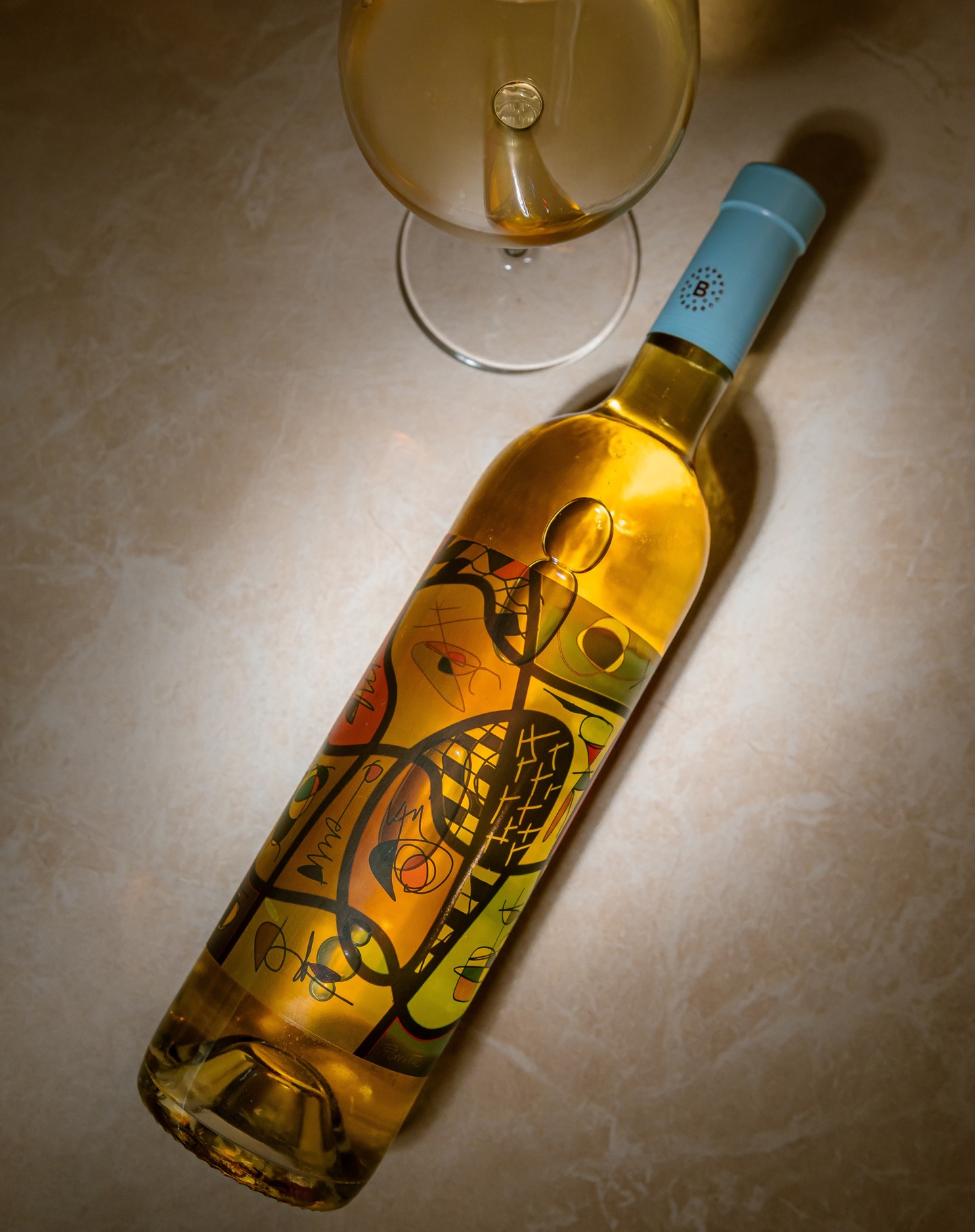 On vous présente notre vin du moment, un jurançon doux au doux nom de Symbiose, du Domaine Bayard.
60% Petit Manseng - 40% Gros Manseng du coteau nord pour garder la fraîcheur aromatique.
Nez subtil axé sur les fruits exotiques complété de touches florales blanches.
Ce doux-vif a été calibré pour allier le minimum de sucre résiduel en symbiose avec la trame florale des cépages Manseng.
A déguster avec les foies gras subtilement aromatisés, les cuisines sucrées-salées, les fromages persillés.
#brut #tabledesaison #Gastronomie #RestaurantLove#CuisineGourmande #ChefCuisine #Restaurantsaintdeluz #DéliceCulinaire #ArtCulinaire #CuisineLocale #DînerGastronomique #TableGourmet #SaveursDuMonde #PlatsGourmands #MenuDuJour #ExpérienceCulinaire #BonAppétit #Restaurateurs #FoodieFrance #PlatsSignature #CuisineDeSaison #saintjeandeluz #symbiose #domainebayard #jurançondoux
Photo by @yum_photogourmande