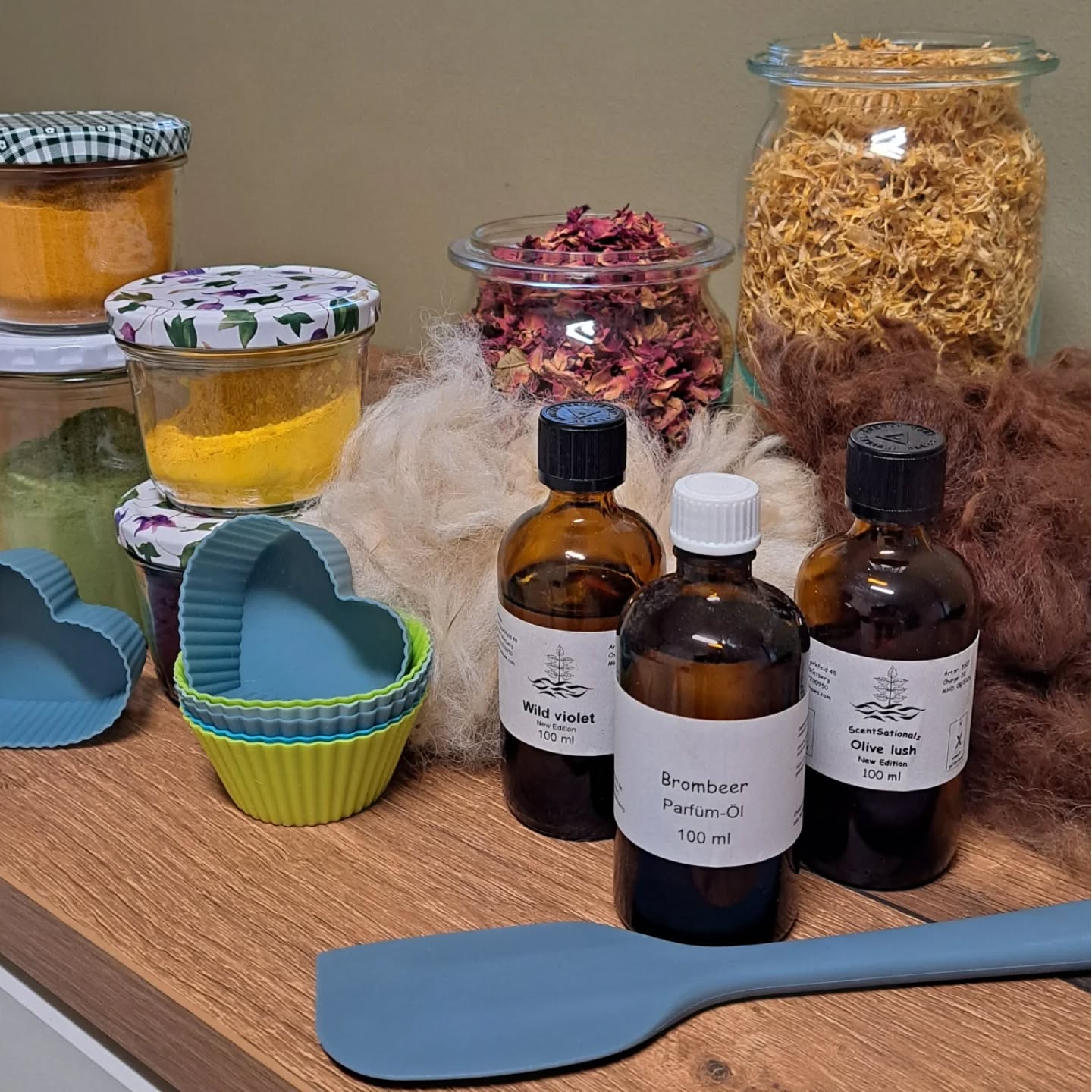 Jetzt wird es bunt! Wusstet ihr, dass wir unsere eigene Alpaka Seife zertifiziert haben.
Wir waren fleißig. Jetzt muss die Seife noch einige Wochen trocknen, damit ihr sie bald im Shop findet.
Und falls du Lust hast deine Alpaka Seife selbst zu machen, bald gibt es auch die Termine für den Workshop " Alpaka Seife sieden ". 😉