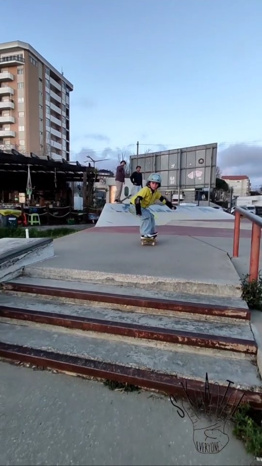 Superando limites e se divertindo no skate park!
A aula de hoje foi insana 💪🏼🔥🛹
#skate #aulas #kids
