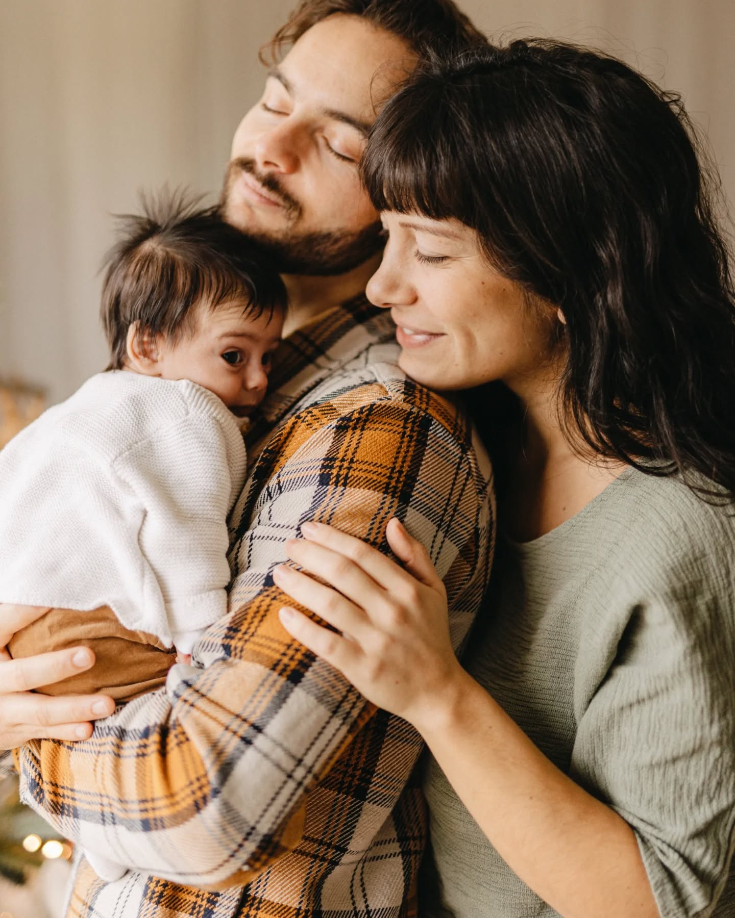Faire famille 💛
Je garde dans le cœur le souhait d'immortaliser ces détails qui changeront vite, de vos merveilles qui grandissent à vue d'œil, pouvoir retrouver dans les images la texture de leur peau, la petitesse de leurs mains, les premiers sourires et leur regard qui transperce l'âme ✨️ tous ces nouveaux gestes que l'on doit apprendre, savoir apaiser, nourrir, rassurer, se fondre dans ces moments infinis où tout nous émerveille et nous intimide...
Merci A,L,&M pour l'autorisation de partager ici ces images qui me touchent le cœur, c'est tout ce que j'aime, c'est ce que je préfère faire, vous retrouver dans votre foyer et partager un petit bout de vie pour toujours s'en souvenir 💫
#photographeprovence #photographenaissance #photographeaix #aixenprovencephotographer #luberonphotographer #provencephotographer #authenticlovestories #belovedstories #eyemamaproject #babyphotography #newbornphotography #lifestylephotography #photographeluberon #familysession #photographefamille #skintoskin #allaitementmaternel #brestfeeding