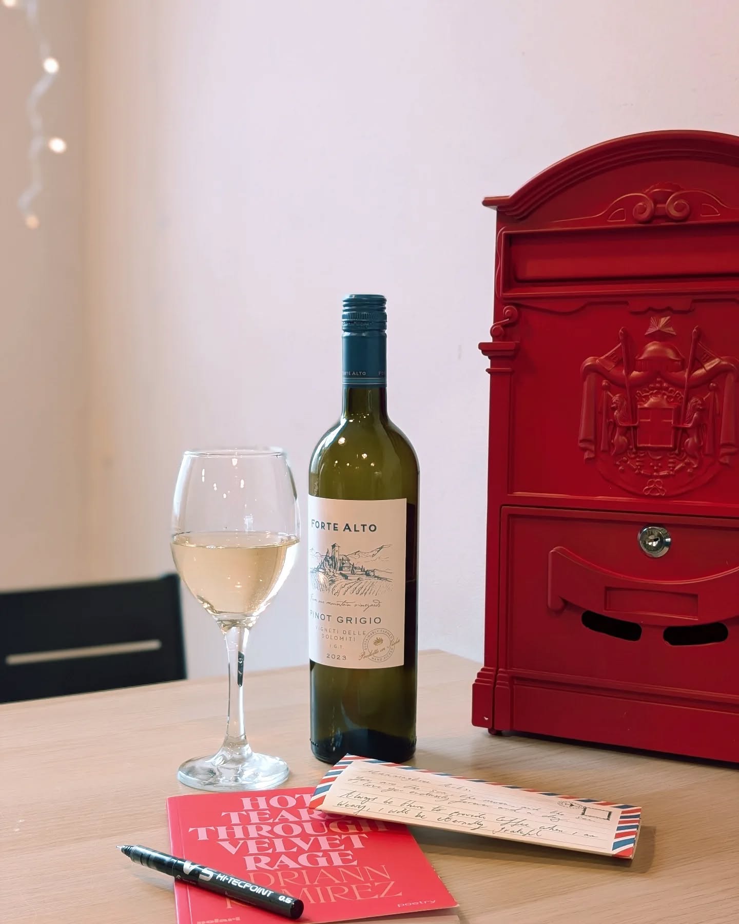 Join us tonight for a beautiful evening of love letter writing💌
Bring yourselves and a particularly lovely someone in mind to write sweet nothings to, we'll provide the wine, delicious drinks and warm vibes.
Just buy them a coffee and we shall hand deliver your letters around Manningtree tomorrow 🌷