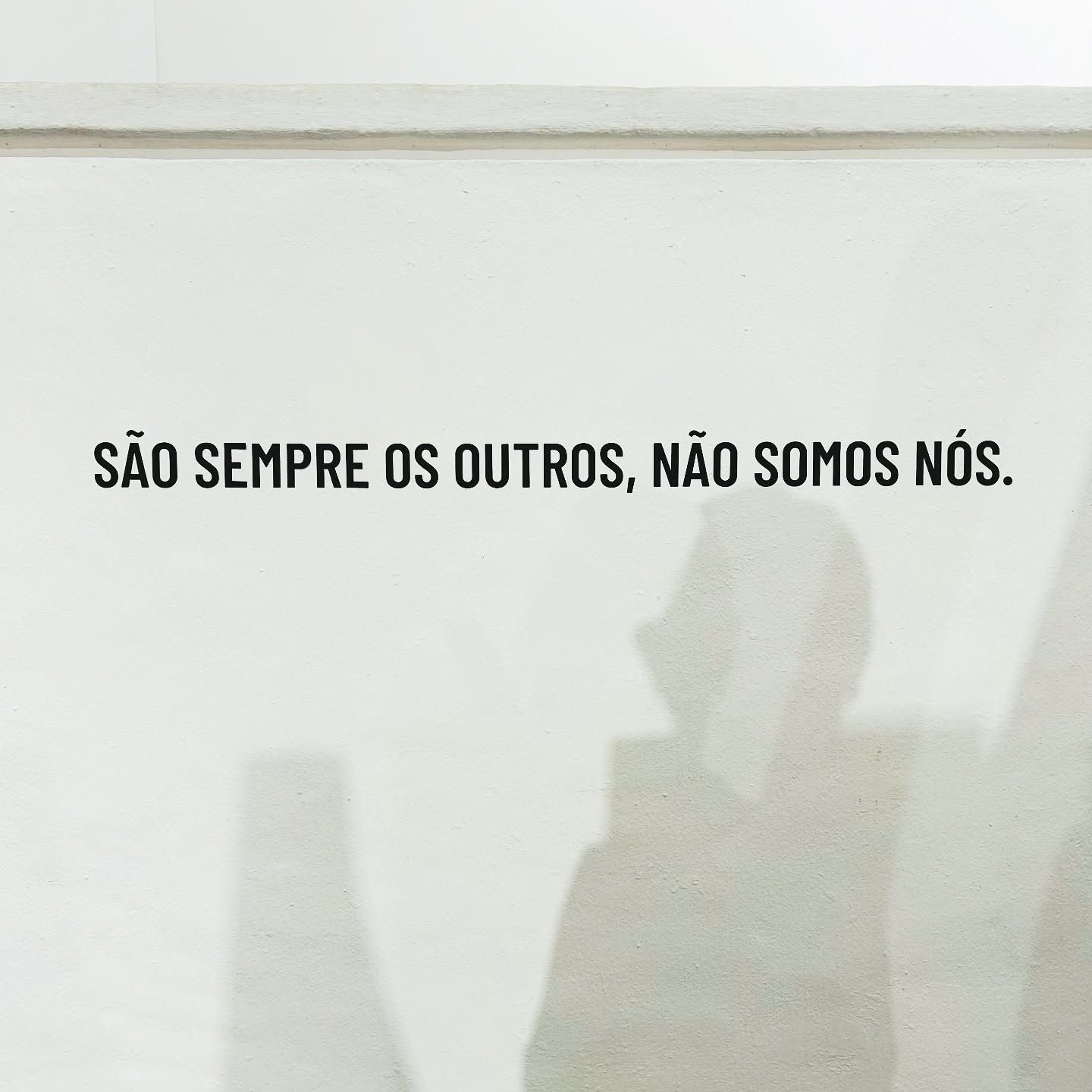 Com frequência é difícil reconhecer o próprio lugar naquilo que acontece com a gente. Projetamos no outro nossas dores, angústias e responsabilidades, como se estivéssemos sempre à mercê de forças externas.
Mas será que é sempre o outro?
Não é a busca por culpados, mas o reconhecimento do que de nós está em cada relação, em cada conflito, em cada frustração.
Não podemos mudar o outro mas podemos ao menos nos questionar 👉🏻 “qual o meu lugar nessa história toda?” 👈🏻
Você é sujeito da própria história.