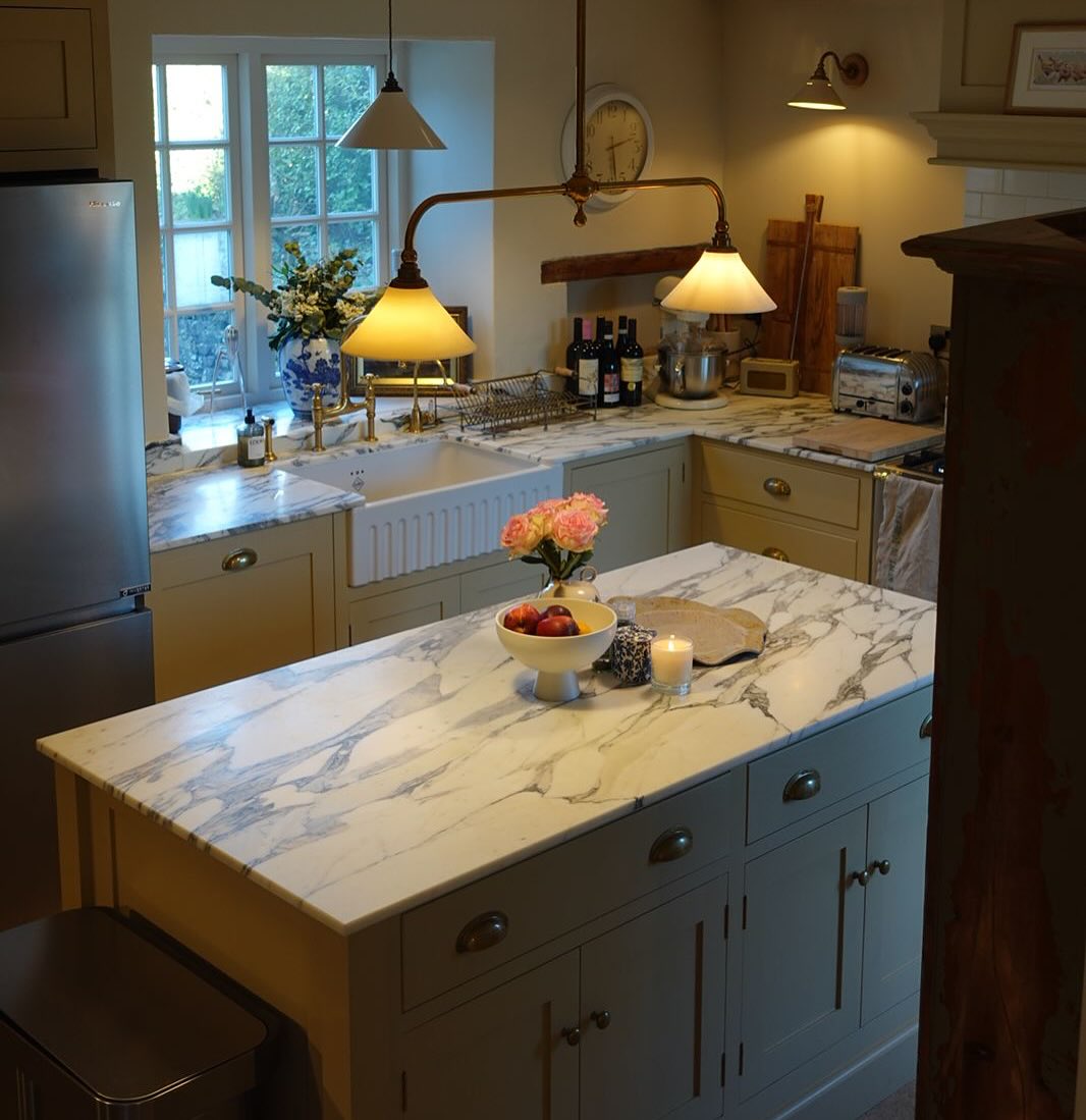 This is a kitchen we have been dying to share! A whole wall of jewel-like tiles, swathes of marble and masterfully made cupboards for perfectly neat storage, all in a delicious buttery yellow. This is our kind of luxury, not flashy but more of a timeless glamour that transcends trends. A dream space for @geehirst & Elliot, now ready for a lifetime of memories.