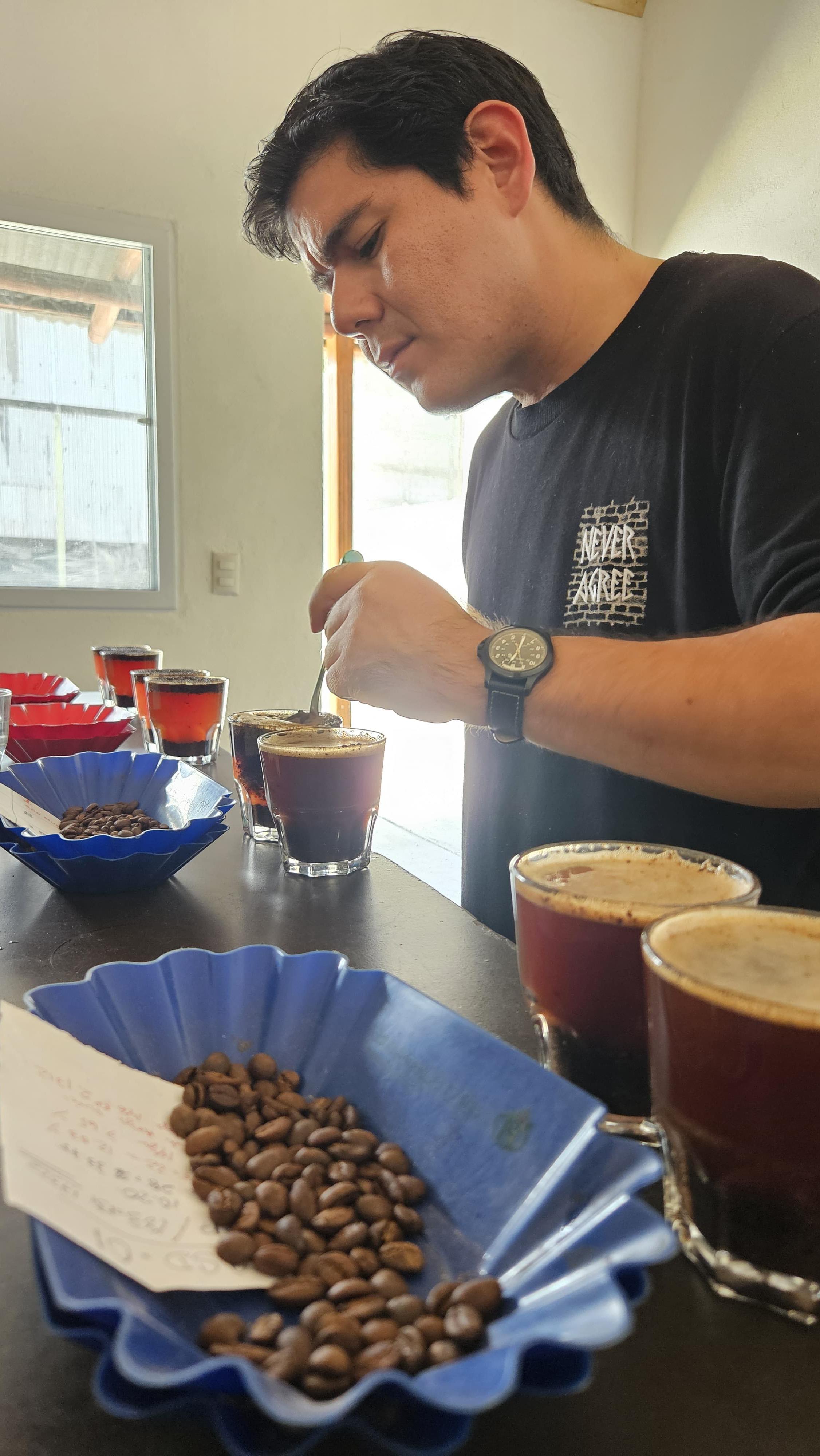 Ever wondered why your coffee tastes *this* good? Let’s talk about the SECRET behind every great cup: COFFEE CUPPING!💡
#CoffeeCupping #SpecialtyCoffee #CoffeeLovers #BaristaLife #FarmToCup #cosecha2025 #coffeeestate #elgigantecoffee #cosecha2025 #coffeefarm