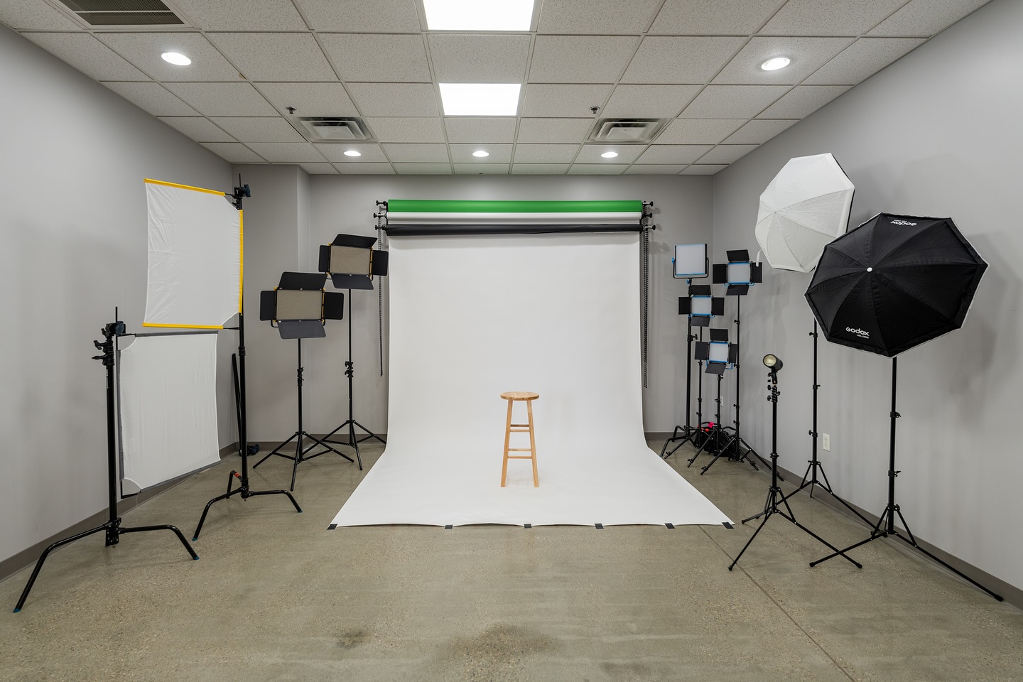 Looking for the perfect studio space in Providence for your next video or photoshoot? Our fully equipped studio is designed for high-quality production—whether it’s branded content, interviews, or product photography. With additional lighting, audio and top of the line cameras available as well, you’ll be 100% prepared for your next project. We’re centrally located in Downtown Providence and have free parking on site. Book your next shoot at our studio, DM us now!
#studiorental #studioforrent #photostudio #videostudio #rhodeislandstudio #providencestudio #studiosetup #rhodeisland #providence #photographystudio