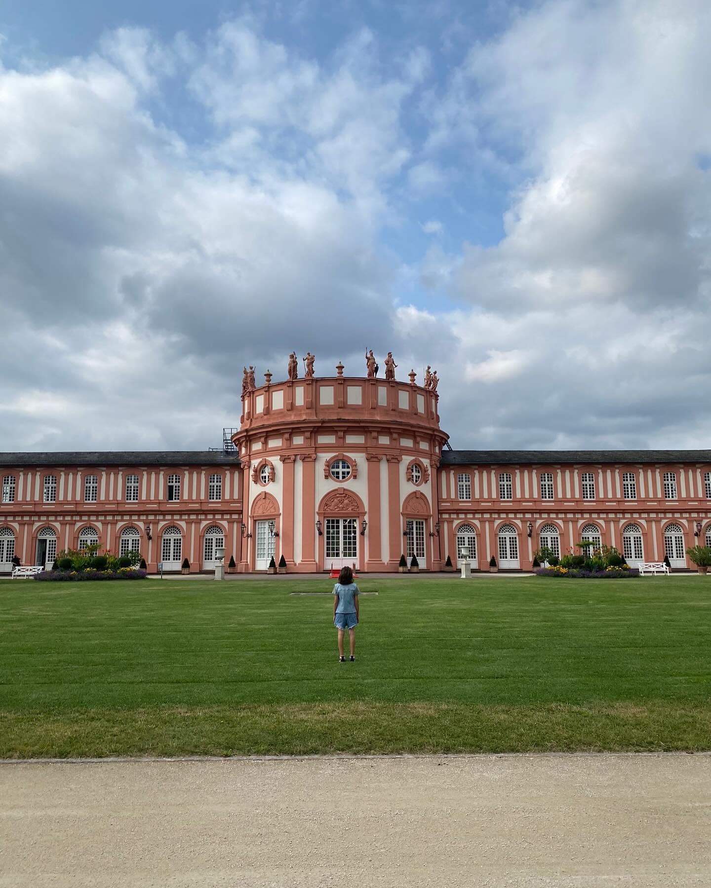 Zufällig haben wir letztes Jahr die Sendung DEIN SONG auf KiKA entdeckt, wo sich Jugendliche mit selbstgeschriebenen Songs in einer liebevoll gemachten Fernsehsendung präsentieren können.
Für meine Tochter Mina war sofort klar, dass sie da mitmachen möchte und hat kurzerhand ihren angefangenen Song fertig geschrieben und sich beworben und jetzt ist sie dabei!
Nun wird die Sendung ausgestrahlt, immer montags bis donnerstags um 19.25 Uhr bei KiKA, auf kika.de, im KiKA-Player sowie auf zdftivi.de
Diesen Montag 17.02.2025 geht’s los🤩!
@deinsong @mina_deinsong2025
Foto 2: Credit „Andrea Enderlein/ZDF