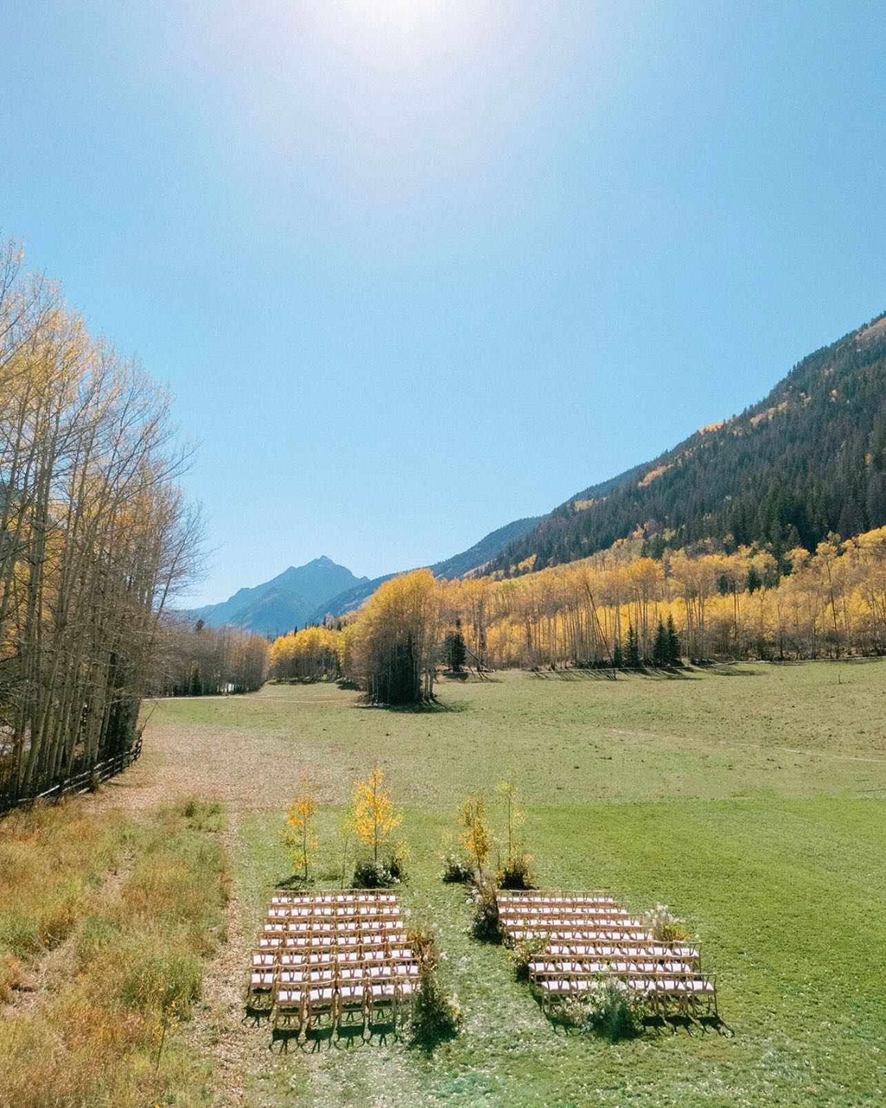 Ceremony views in Aspen, Colorado.
Planner @alexakayevents
Photographer @sarahporterphotos
Venue @tlazy7_weddings