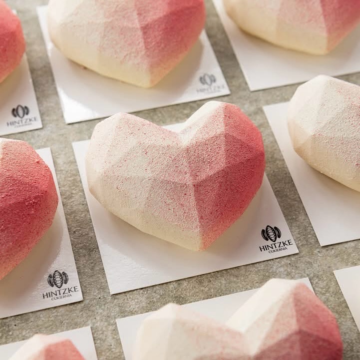 ❤️ Walentynkowy tydzień trwa! ❤️ Specjalnie dla wszystkich zakochanych przygotowaliśmy wyjątkowe słodkości z tej okazji 😍😍
❣️❣️Monoporcja LOVE ❣️❣️
#LOVE to mus o smaku szampana w połączeniu ze słodką żelką truskawkową i migdałowym biszkoptem. Całość wykończyliśmy delikatnym zamszem w kolorze biało - różowym.
❣️❣️Monoporcja i tort VALENTINE ❣️❣️
#VALENTINE to mus o smaku białej czekolady w połączeniu ze słodką żelką malinową i migdałowym biszkoptem. Całość przykryliśmy błyszczącą różową polewą w monoporcji i czerwoną polewą w tortcie
❣️❣️Ciastka walentynkowe ❣️❣️
Ciastka walentynkowe to ciastka kruche na mączce migdałowej z walentynkową dekoracją na lukrze plastycznym.
🥰Wszystkich zakochanych zapraszamy juz dzisiaj do Cukierni Hintzke w #rumia #reda #puck #wladyslawowo #jastarnia 🥰🥰