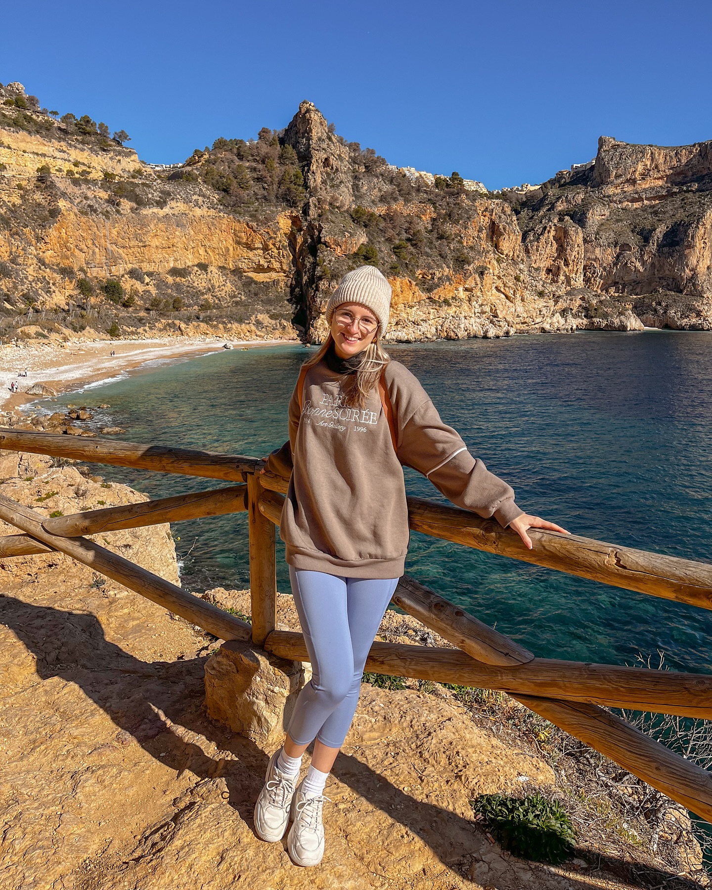 Un finde literalmente en el paraíso 🤎
Son meses de muchos cambios y de tratar de encontrar mi camino en este nuevo rumbo que ha tomado mi vida. Pero caminando bajo el sol, metiendo los pies en el agua congelada y escalando rocas con mi persona vitamina, me da por pensar a lo mejor sí voy por el buen camino.
Que a lo mejor, la vida no es tan complicada 🌱