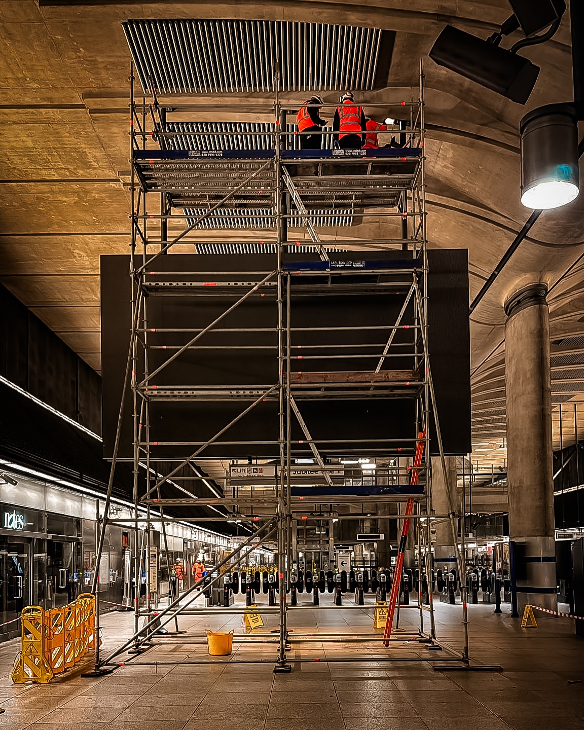 ๐๏ธ๐ Routine maintenance last night at Canary Wharf Station inspecting digital media screens.
___________
Contact us today for a free no-obligation site survey and quotation on ๐ 0207 993 1220 ๐ฉ info@lnsltd.com
__________
#canarywharf #scaffolding #globalmedia #telent #londonnewbuild #advertising #londonnetworkscaffolding #londonnetworkscaffold #lnsltd #londonscaffolding #scaffold #construction #citb #constructionline #fors #cscs #londonconstruction #londonunderground #LondonIsOpen #canarywharflondon #canarywharfstation #digitalmedia