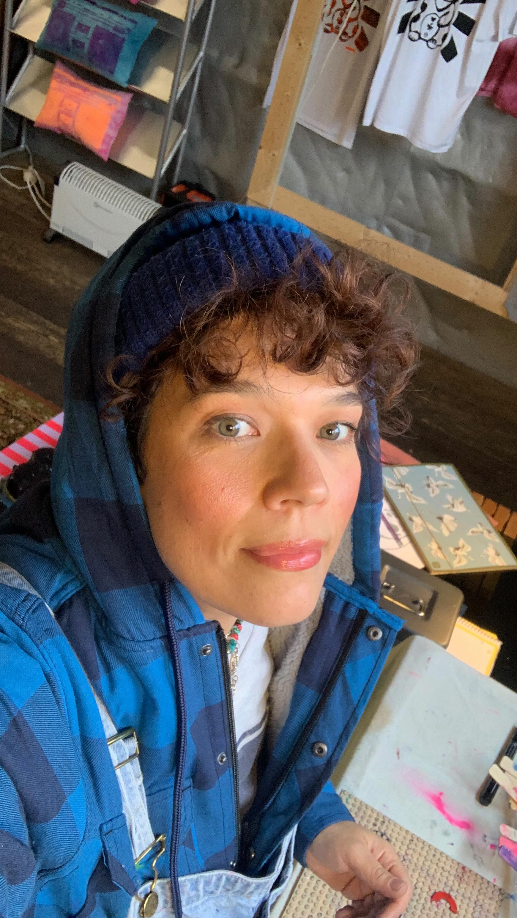 Heute probiere ich etwas Neues aus! Neugierig zu bleiben und unbekannte Wege zu gehen, ist mir so wichtig. War es perfekt? Nein. Ist es mein coolstes Motive ever ? Auch nicht. Aber habe ich etwas Neues gelernt und meinen Horizont erweitert? Absolut! Schon vor längerer Zeit habe ich den Post zum Thema Bleiche-Druck gesehen bei @akkolade.studio und wollte es unbedingt ausprobieren. Jetzt bin ich froh, dass ich es gemacht habe. Als nächstes geht’s mit der Paste auf Holz – es bleibt also spannend! #Neugier #SelbstEntwicklung #Kreativität #BleicheDruck #siebdruck