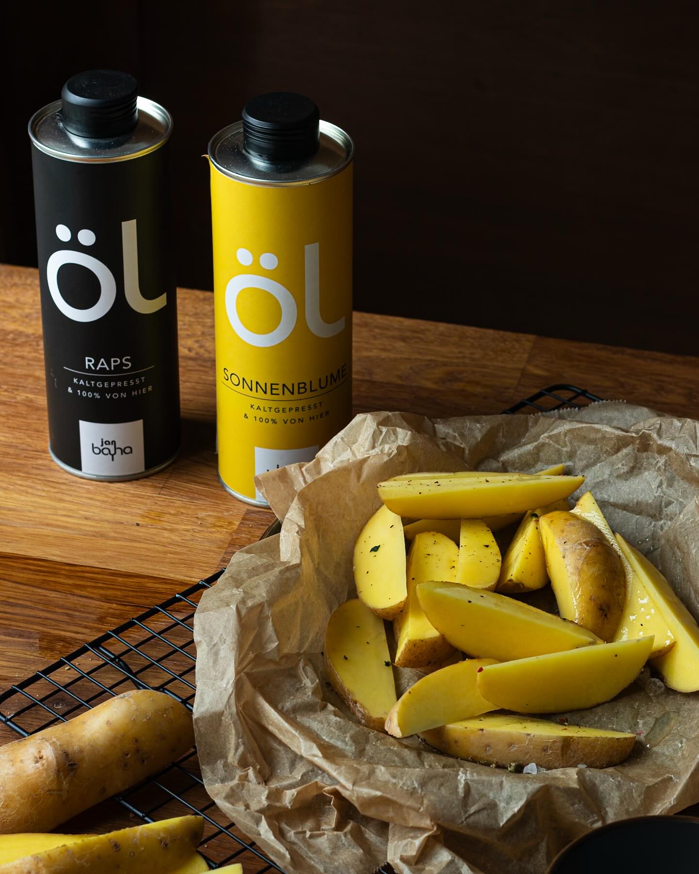 Für mich heißt es nun mit dem Gelernten zu arbeiten, zu üben und mich einfach auszuprobieren. Aus diesem Grund habe ich heute unsere geduldigen Kartoffeln vor die Linse geholt und als erstes Model genutzt. Sie waren wirklich sehr geduldig und im Anschluss perfekt geeignet als #zumittagbeifamilielang. Klassische Ofenkartoffeln - verfeinert mit dem feinen, kaltgepressten Öl aus der Region von @janbayha_landwirtschaft Eine tolle Kombination, die schnell und einfach bei allen gut ankommt. Das Rapsöl und Sonnenblumenöl von der Kalten Herberge gibt es bei uns im Hofladen und ab sofort auch online über Wochenmarkt24.
#foodfotografie #einfachesessen #ofenkartoffeln #gutesessen #regional #kaltgepresstesöl #kochenmitliebe #foodie #nachhaltigkeit #hofladenlang #zumittagbeifamilielang #gemuese #obst #kartoffeln #wintersweiler #kandern #karsau #schwörstadt #basel #weilamrhein #lörrach #wochenmarkt24 #wochenmarkt24dreiländereck