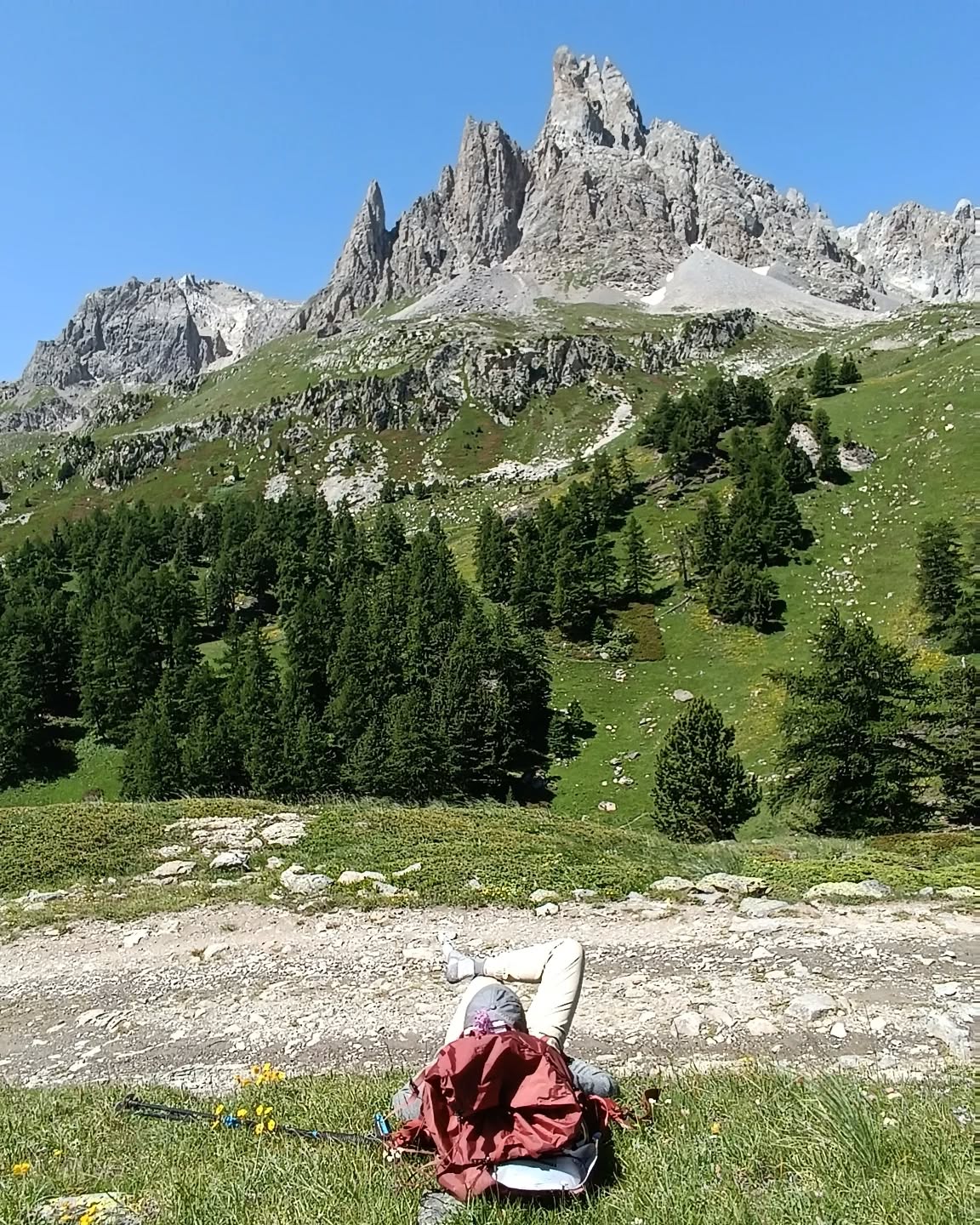 Op een winterse dag als vandaag
Droom even met me mee... de zon op je huid, de bergen om je heen, en de warmte van een hechte groep waar je helemaal in kan thuiskomen. 🌞🌄 Deze zomer is het tijd om je dromen waar te maken en jezelf te herontdekken in onze prachtige bergen! 🏞️
Een Passagetocht is zoveel meer dan een reis. Het is een avontuur van zelfontplooiing, een kans om dichter bij jezelf te komen. Bij thuiskomst, voel je je niet alleen fysiek gezonder, maar ook mentaal en emotioneel zal je sterker staan. Net als ik, kijken onze psychologen van het komende jaar @jurredescamps, Kristien Rochette, @kareny.borremans en @sophieboddez er al met enorm veel goesting naar uit om je mee te begeleiden in dit avontuur. 🤝✨
Ben jij klaar om deze unieke ervaring te beleven? 🌿💚 Kom in contact met ons tijdens een gratis online kennismakingsgesprek en ontdek wat de Passagetocht voor jou kan betekenen. Elke reis begint bij die eerste laagdrempelige ontmoeting met Karlien! 🌻
Droom gerust al even weg op www.passagetochten.fr
The mountains are calling... ⛰️🌞
#Passagetocht #Bergen #Zelfontplooiing #ZonnigeAvonturen #nature #SamenGroeien #TherapeutischeReis #Zomer2025 #TheMountainsAreCalling #DromenVanDeZon