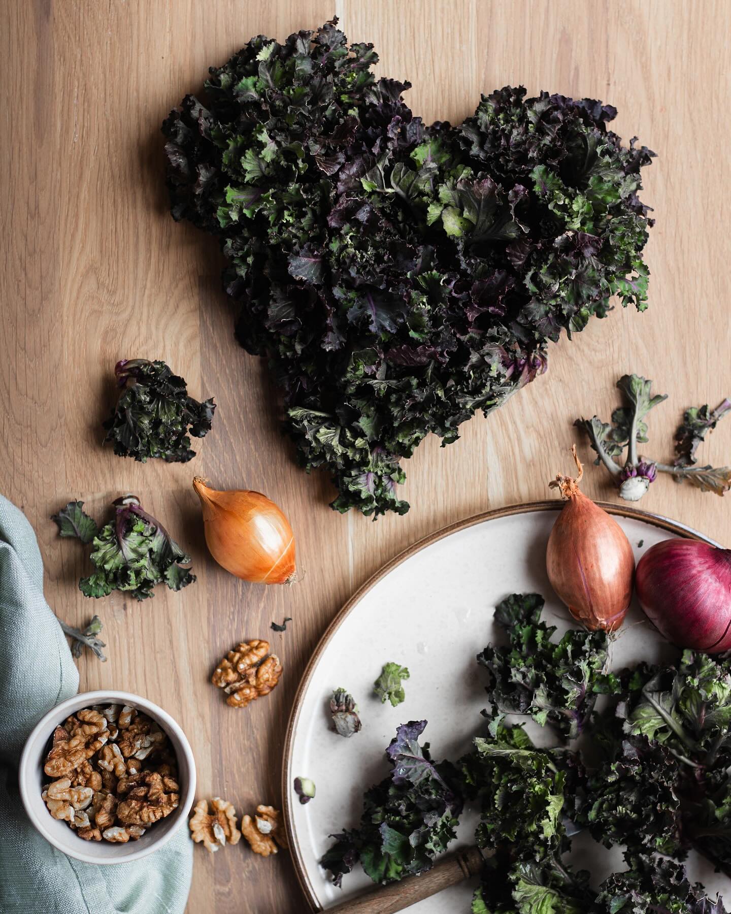 Happy Valentine ❤️ Kohl“röschen“ - diese Rosen vom Gemüsebauern bekommt bestimmt nicht jeder. Und da Liebe ja bekanntlich durch den Magen geht, wäre es doch eine bezaubernde Idee unsere Kohlröschen an die oder den Liebsten zu verschenken. Die feinen, nussig aromatischen Röschen lassen sich schnell und einfach zubereiten und sehr vielseitig kombinieren. #rosenvomgemuesebauern #valentinstag #foodfotografie #kohlröschen #kohlrösschen #herz #hofladenlang #zumittagbeifamilielang #wochenmarkt #regional #saisonal #kochen #rosen #liebe #obst #gemuese #kandern #karsau #schwörstadt #lörrach #basel #wintersweiler #wochenmarktlörrach #wochenmarkt24dreiländereck #weilamrhein #rheinfelden #efringenkirchen