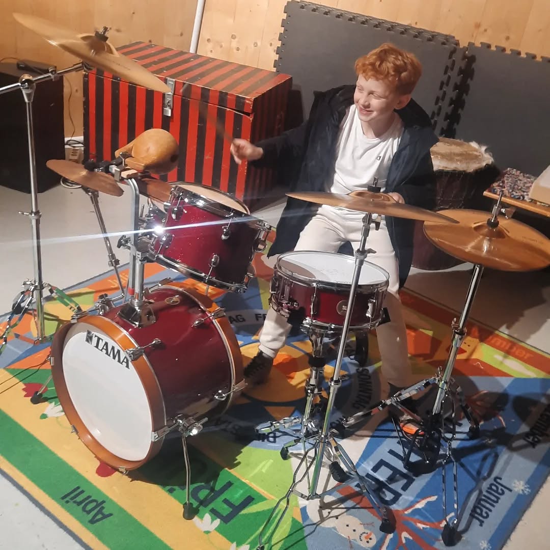 Neuzugang in unserem Musikraum:
Ein nigel nagel neues Schlagzeug!
HIT IT!