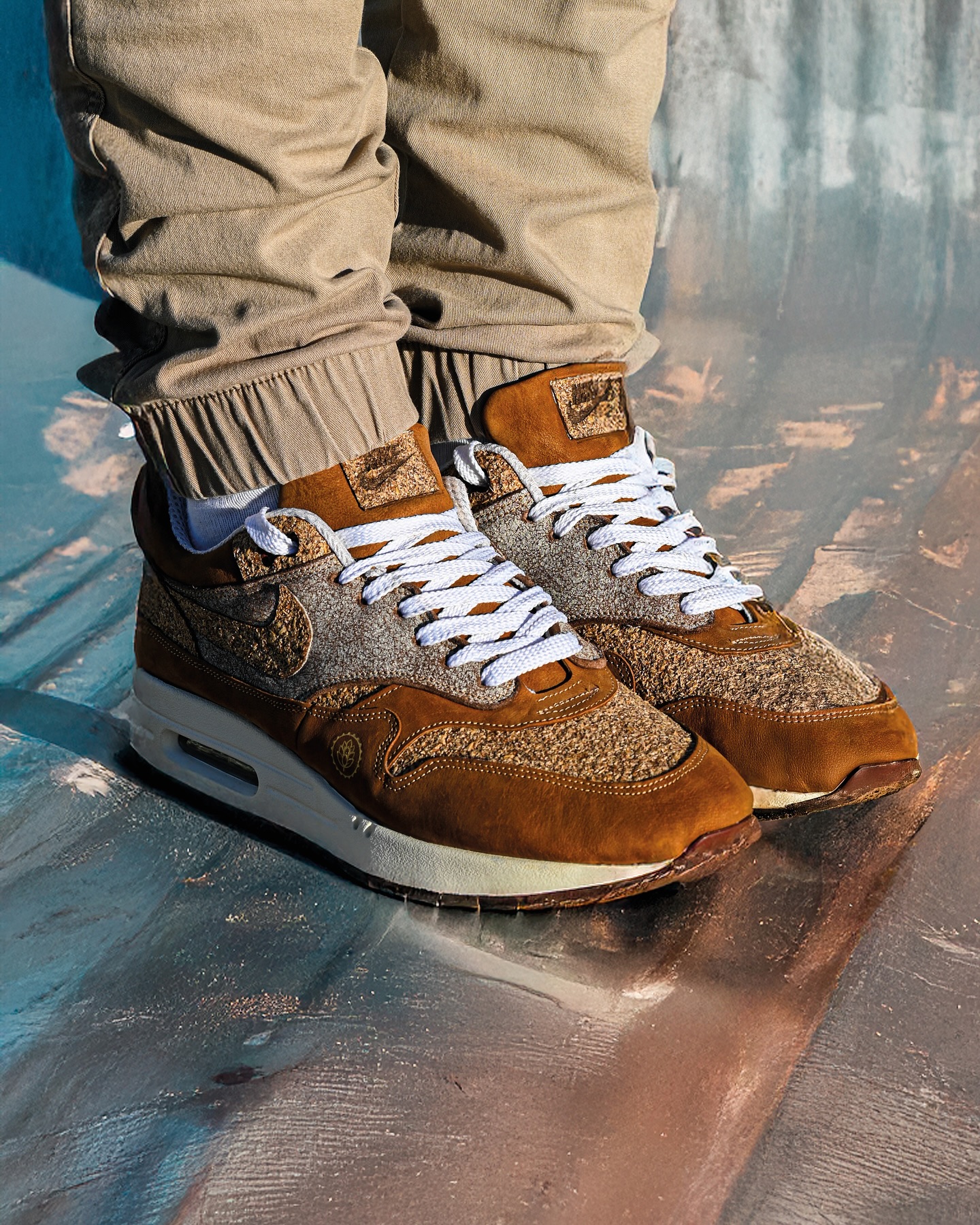 BREWED HERITAGE RETRO ONE 🍺👟
Quand le savoir-faire artisanal rencontre l’innovation textile. En collaboration avec @vlg.1988 et le studio @le_roy_design , nous avons imaginé une sneaker unique : une Nike Air Max 1 revisitée avec BEERTEX, un textile novateur conçu à partir de houblon.
Chaque détail de cette paire raconte une histoire : celle du brassage, du recyclage et d’un design avant-gardiste. Entre tradition et modernité, BREWED HERITAGE RETRO ONE célèbre une nouvelle façon de créer, plus responsable et résolument audacieuse.
Une édition exclusive, pensée pour ceux qui osent. Disponible dès maintenant ! 🚀
#nikeairmax #bespoke #sneakers #circulardesign #bespokeairmax1 #bespokesneakers #bespokeshoes