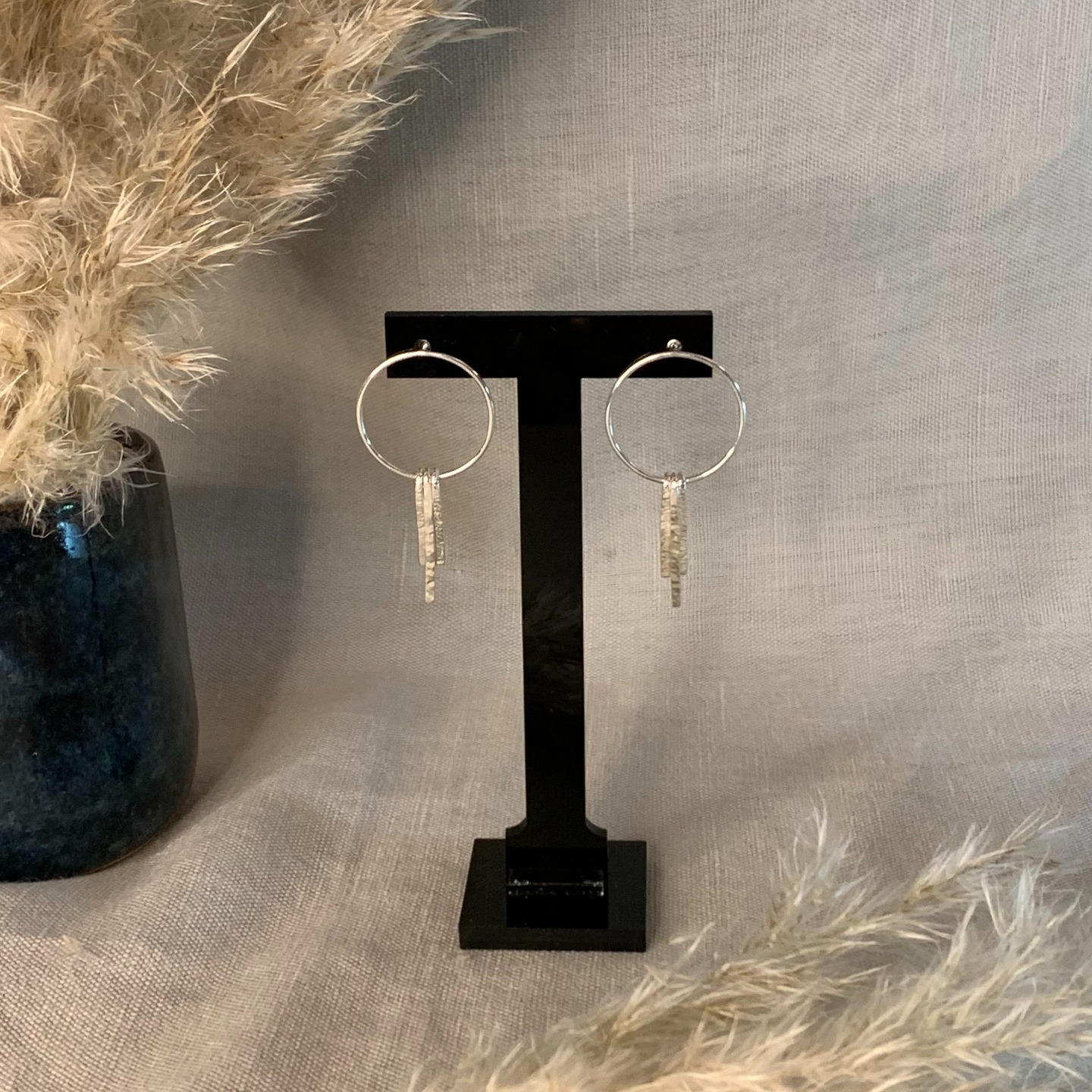 ✨ Nouvelle création – Les Boucles Séléné ✨
Laissez-vous séduire par l’élégance intemporelle des Boucles Séléné, des boucles d’oreilles pendantes en argent massif faites à la main avec amour. 💫
Disponibles en deux tailles, elles sont conçues pour s’adapter à toutes vos envies : une touche de raffinement pour le quotidien ou une brillance subtile pour vos occasions spéciales. Leur finition soignée et leur design minimaliste en font un indispensable de votre collection.
💍 Matière : Argent 925/1000
⚖️ Poids : 2,34g & 2,63g
🛍️ Disponibles dès maintenant sur bijouteriepauly.fr
✨ Sublimez votre style avec un bijou artisanal unique ! ✨
#nouvellecollection #BouclesSéléné #bijouxfaitsmain #argentmassif #éléganceintemporelle #bijouxartisanaux #labaule #loireatlantique #artisane #bijoux