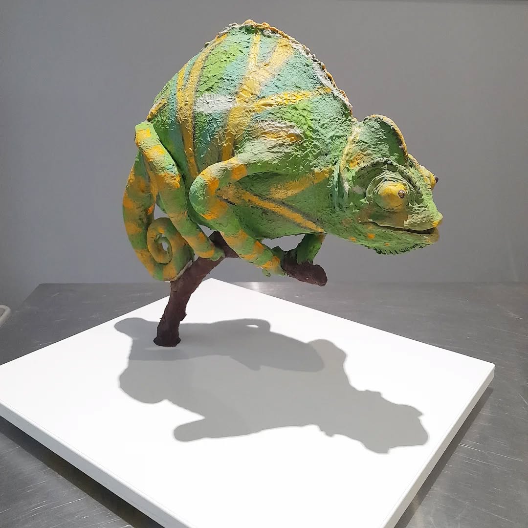 ✨ Retour sur une formation incroyable ! ✨
Déjà une semaine que je suis revenue de Paris ! J’ai eu la chance de suivre une formation intense et passionnante pour apprendre à créer des gâteaux sculptés ultra réalistes, des structures pour les gravity cake et tout ça sur la base de ce sympathique caméléon! 🎂✨
L’ambiance était au top, entourée de passionnées et de professionnels talentueuses. J’ai pris un immense plaisir à découvrir de nouvelles techniques, à affiner mon savoir-faire et à repousser encore plus les limites de la créativité en pâtisserie.
Je reviens boostée à 1000%, avec plein d’idées en tête, prête à vous proposer des créations encore plus impressionnantes et gourmandes ! 😍
Hâte de partager tout ça avec vous ! Alors, qui est prêt à tenter une expérience sucrée hors du commun ? 🍰💫
#laperlerarecakedesign #FormationPâtisserie #GravityCake #GâteauxSculptés #PâtisserieCréative #NouvellesTechniques #PassionPâtisserie