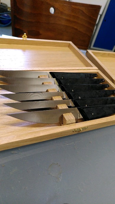 Set de 12 couteaux de table Demi-lune, lame inox 14c28, manches en paperstone vert, pour le restaurant @pianovins
Certains sont gravés aux initiales des clients fidèles, on peut dire que les gars savent recevoir...