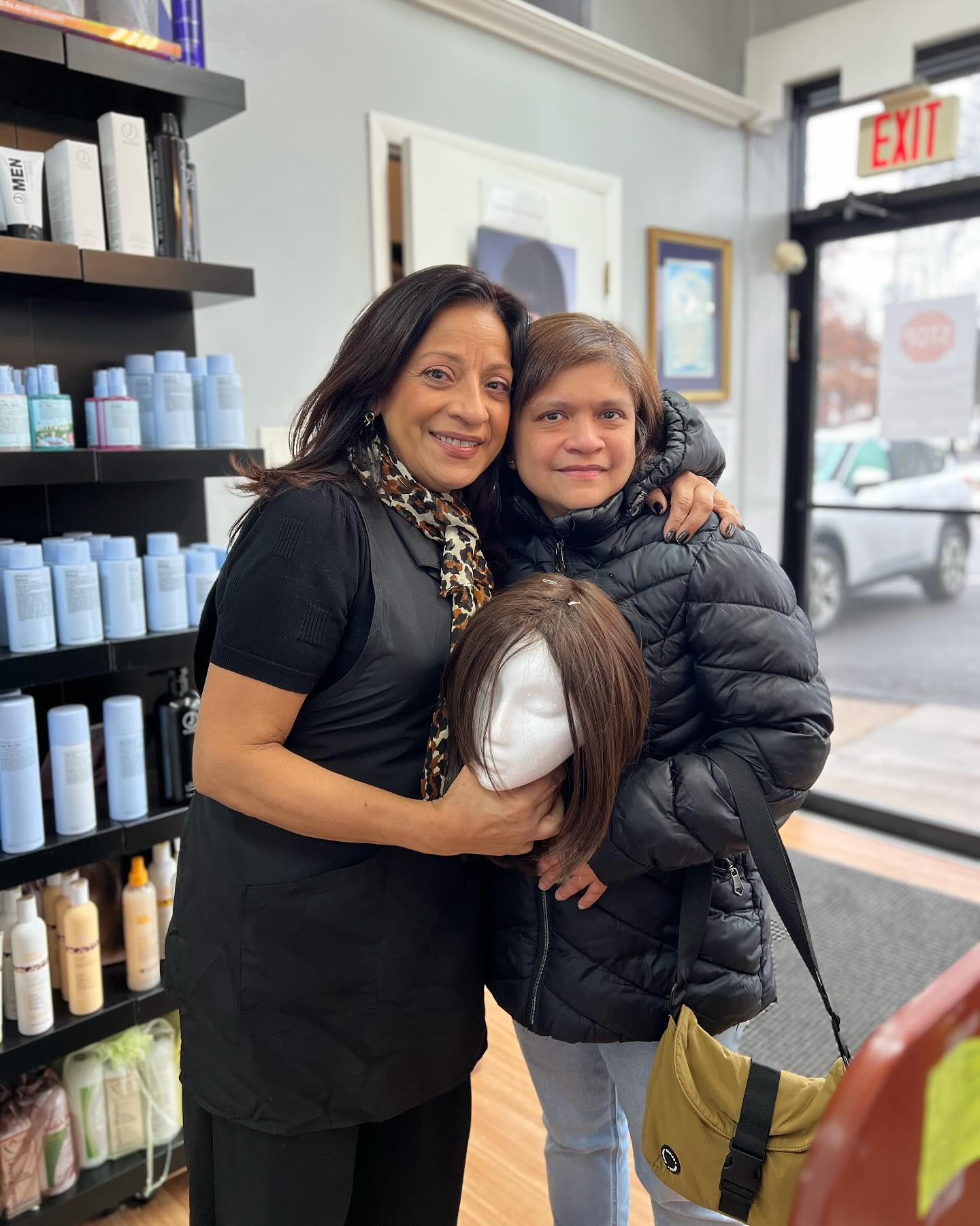 What a lovely surprise! This beauty came to us a year ago for this wig, and returned it in hope it will help someone else the way it helped her! 🩷✨This was such a nice Valentine’s Day treat for Lillian🥹
•
•
##dowonders #wigsbylillianlee #cancersurvivor #wig #wigrecipients #wigdonation #wigdesigner #donatetoday #wigsforkids #wigsforhairloss