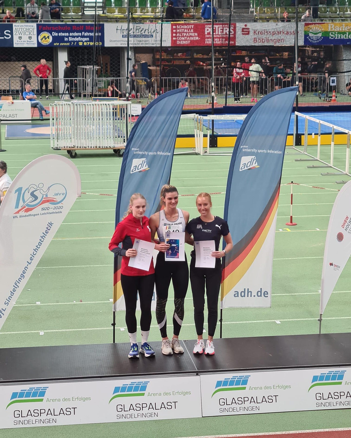 Hier nun der Nachtrag der Ergebnisse vom vergangenen Wochenende:
Bei den DHM traten gleich mehrere unserer FA Athleten auf 🔥: @__louisfuchs__ erreichte über 400m in 50,88s Platz 6, bei den Frauen schafften Victoria Giehler in 56,35s, Lavinja Jürgens in 57,24s und Anna Weichelt in 57,40s Platz 3, 4 und 5 💪🥉.
Victoria und Lavinja waren gleich doppelt am Start und erreichten über 200m in 25,12s und 25,97s die Plätze 4 und 8, herzlichen Glückwunsch!
Ebenfalls über 400m startete am Samstag @yasmin.amaa in Magglingen und lief dort zu einer starken Bestzeit von 54,39s 👏👍!
#FA #frankfurtathletics #germanyathletics