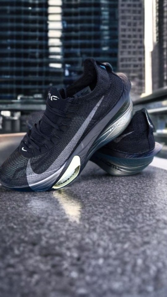 ⚡La reine du marathon est de retour dans son coloris #blackedition !
Conçue pour briller sur 21 et 42k, la @nike Alphafly 3 est adaptée aux longues distances. Son retour d'énergie et sa stabilité en font une alliée redoutable pour aller chercher du PB 💨.
💪 Préservation musculaire + énergie explosive = une foulée toujours plus efficace, du premier au dernier kilomètre.
📲 Dispo sur @top4running.fr !
- 5% avec le code GAET
🎬 @cr.motionpicture à la réal' !
#Alphafly3 #Top4Running #RunFast #MarathonMode #NikeRunning