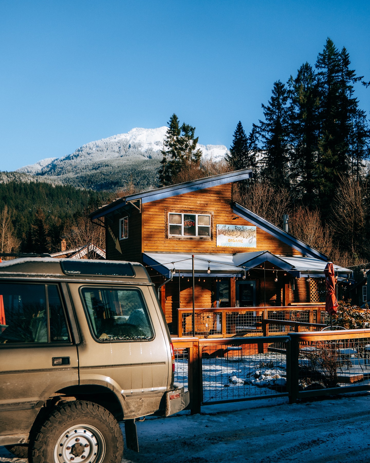 The sun is shinning a little bit longer in the yard these days, it sure does feel nice 🌞 Come warm yourself up with a mocha! ☕️
✨ Thanks for the beautiful shot 📸 @skyfrost ✨
#wakenbake #wakenbakery #wakenbakeryglacier #getsconed #badtothescone #glacierWA #MTBAKER