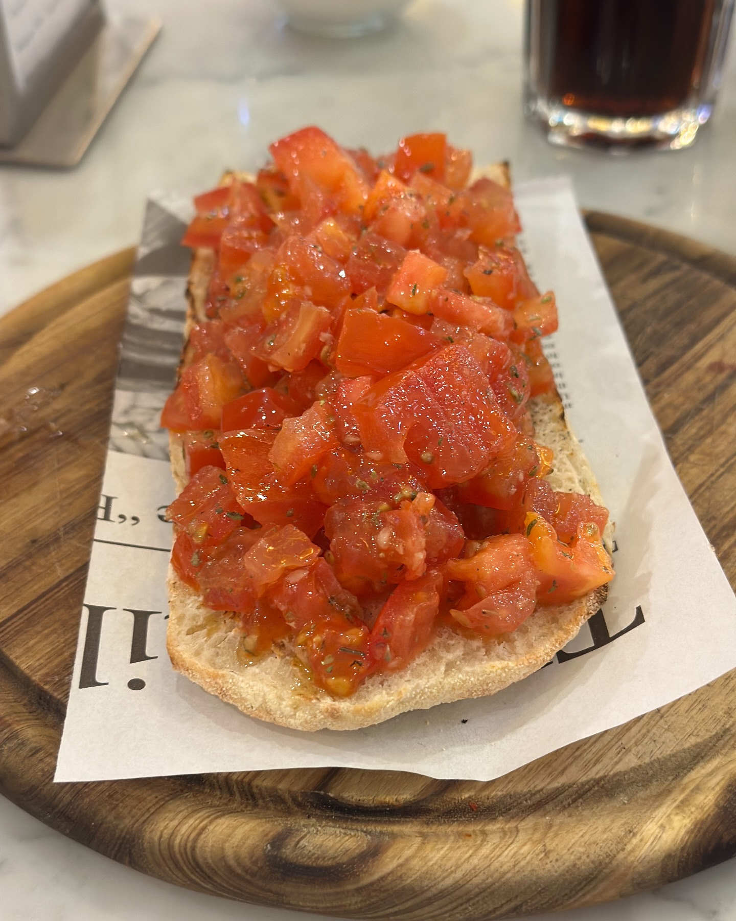 Bruscetta - wer liebt es nicht….
… ein in Olivenöl mit Knoblauch angeröstetes Baquette, dann frische gehackte Tomaten , etwas Petersielie, Olivenöl und natürlich Knoblauch und Salz …
…es war echt gut…
@vanino_langenhagen
@mazensbbq
#mazensbbq #lecker #vanino #italienischeküche #genießen