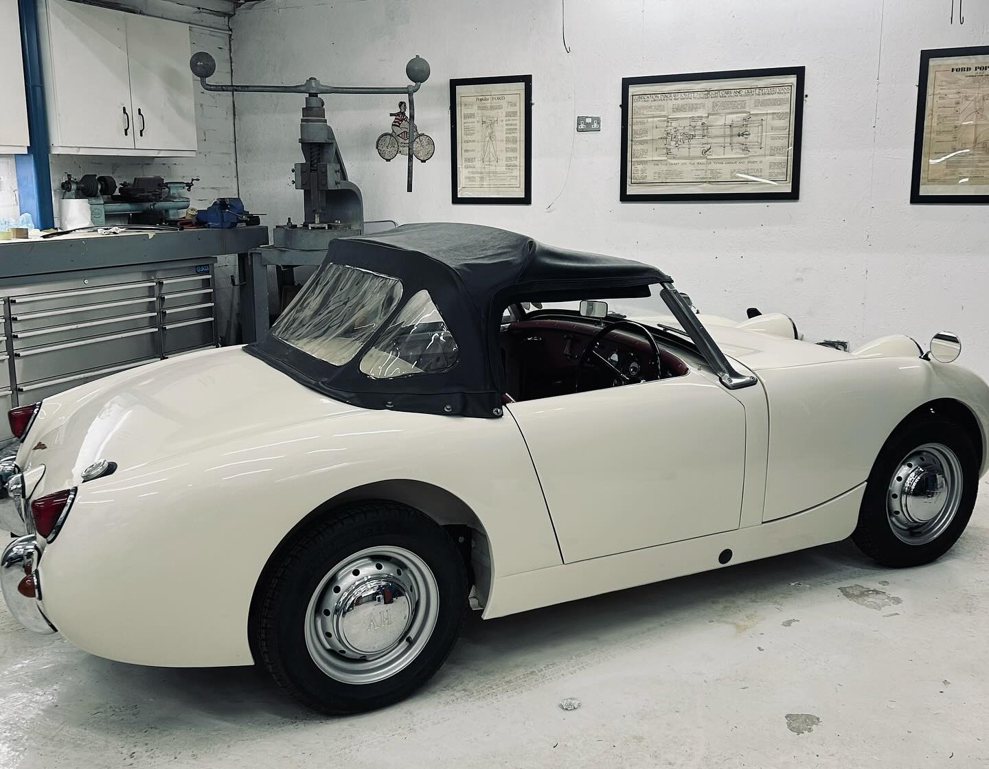This little Austin Frogeye Sprite came in for a recommission & general safety check. Although not a requirement for a car of this age we always MOT our cars from a safety aspect
#austinhealey #frogeye #frogeyesprite #classiccarrestoration #essex #classiccar #classiccars #classiccarsdaily #restoration #fabrication #paintwork #carsofinstagram #vintagecars