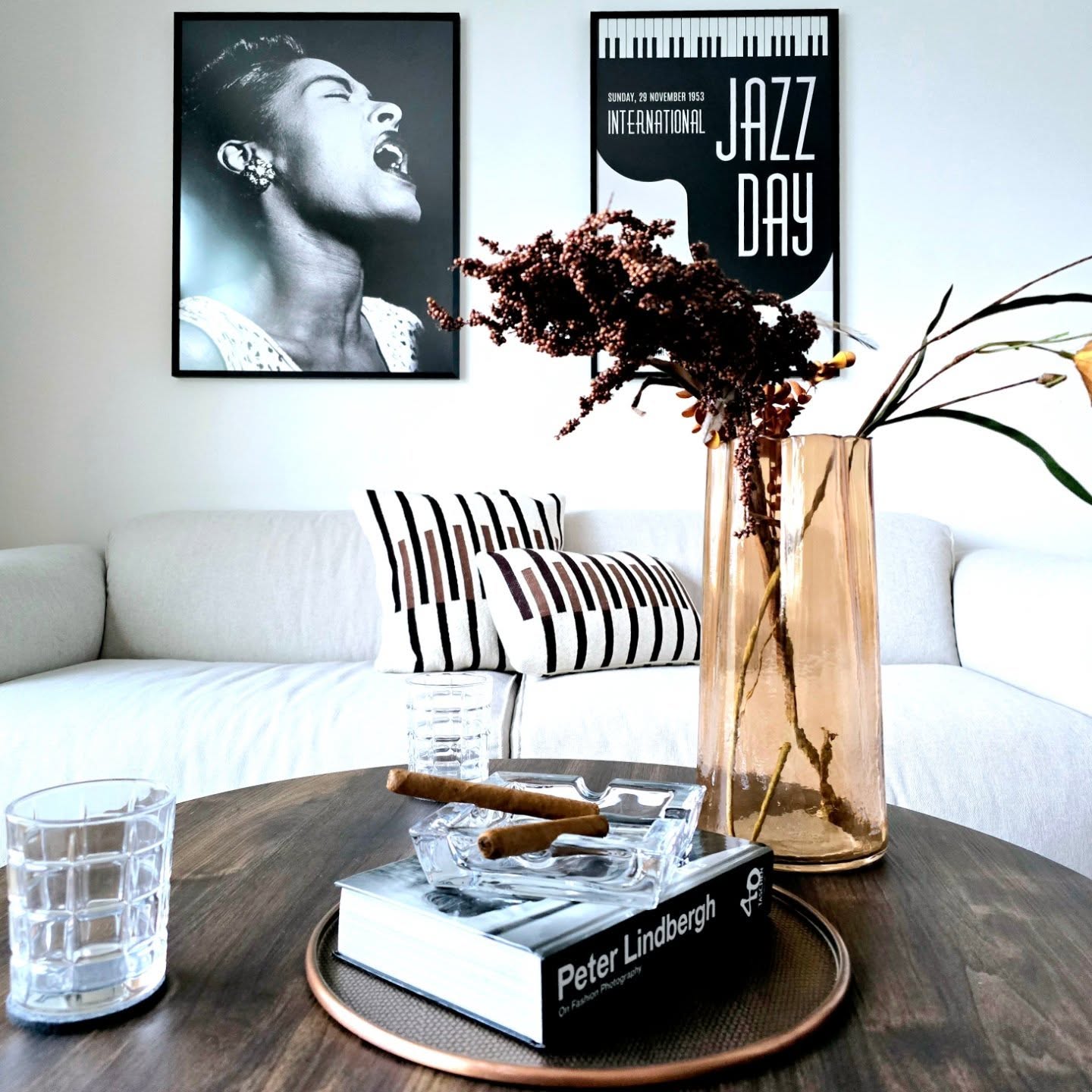 Eine gechillte Musterwohnung mit elegant-maskulinem Charme.🧑🏻💼🧔♂️
Gerade bei einem schwierigen Grundriss ist ein Home Staging, das Möglichkeiten aufzeigt, unerlässlich. 👌🏻
So werden angeblich schwierige Grundvoraussetzung plötzlich zu einem Highlight.🤩
Wer es den Interessenen überlässt, sich die Inneneinrichtung selbst vorzustellen und keine Inspirationen bietet und/oder die emotionale Wirkung einer stilvoll eingerichteten Immobilie unterschätzt, sollte sich daher auf eine längere Vermarktungszeit einstellen!☝🏻
#homestaging #homestagingprofessional ##immobilienpräsentation ##immobilienverkauf ##immobilien ##immopreneur #immocation #swisslifeassetmanagers #bonn ##rheinsiegkreis ##köln