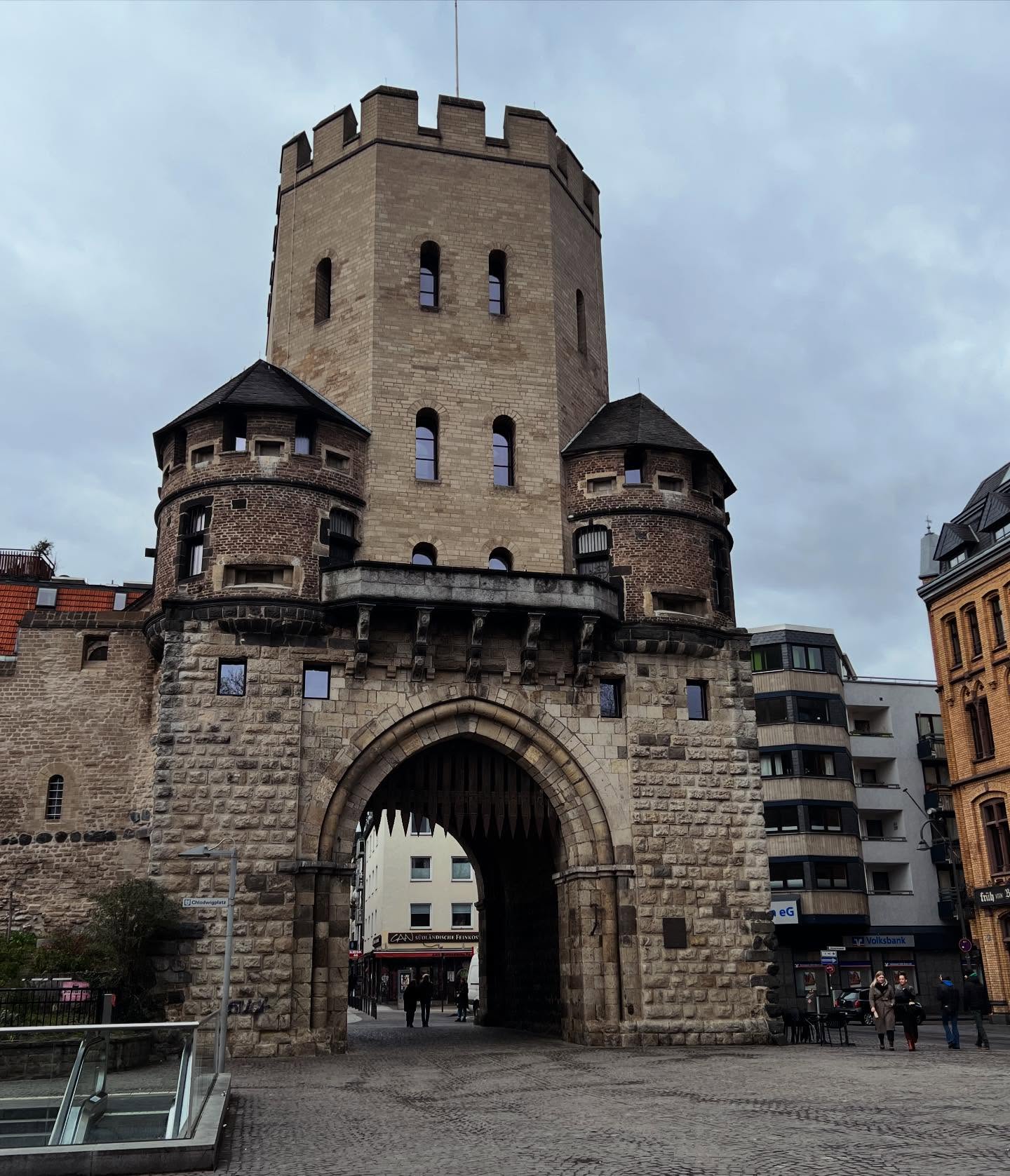 Morgen geht es in die Südstadt!
Pünktlich zum Valentinstag möchten wir den Abend mit dir verbringen! 🌹
Nein keine Sorge, das hier wird keine kitschige Paar Veranstaltung oder ein Event um einen Partner zu finden. ♥️🤯🤦🏽♀️🤮
Wir probieren eine neue Stadtrallye aus und du kannst mitkommen!
Das Angebot ist auf 10 Personen begrenzt, sonst wird es leider zu voll!
Alles was du dazu tun musst ist:
1️⃣Folge uns.
2️⃣Like diesen Beitrag.
3️⃣ Kommentiere, mit wem du die Tour machen möchtest. Die kreativsten Kommentare werden ausgewählt.
WIR FREUEN UNS, WENN DU:
✨Freunde markierst ✨diesen Beitrag in deiner Story teilst und uns verlinkst!
🏁Startpunkt: Chlodwigplatz
⏱ Dauer: Ca. 2 Stunden