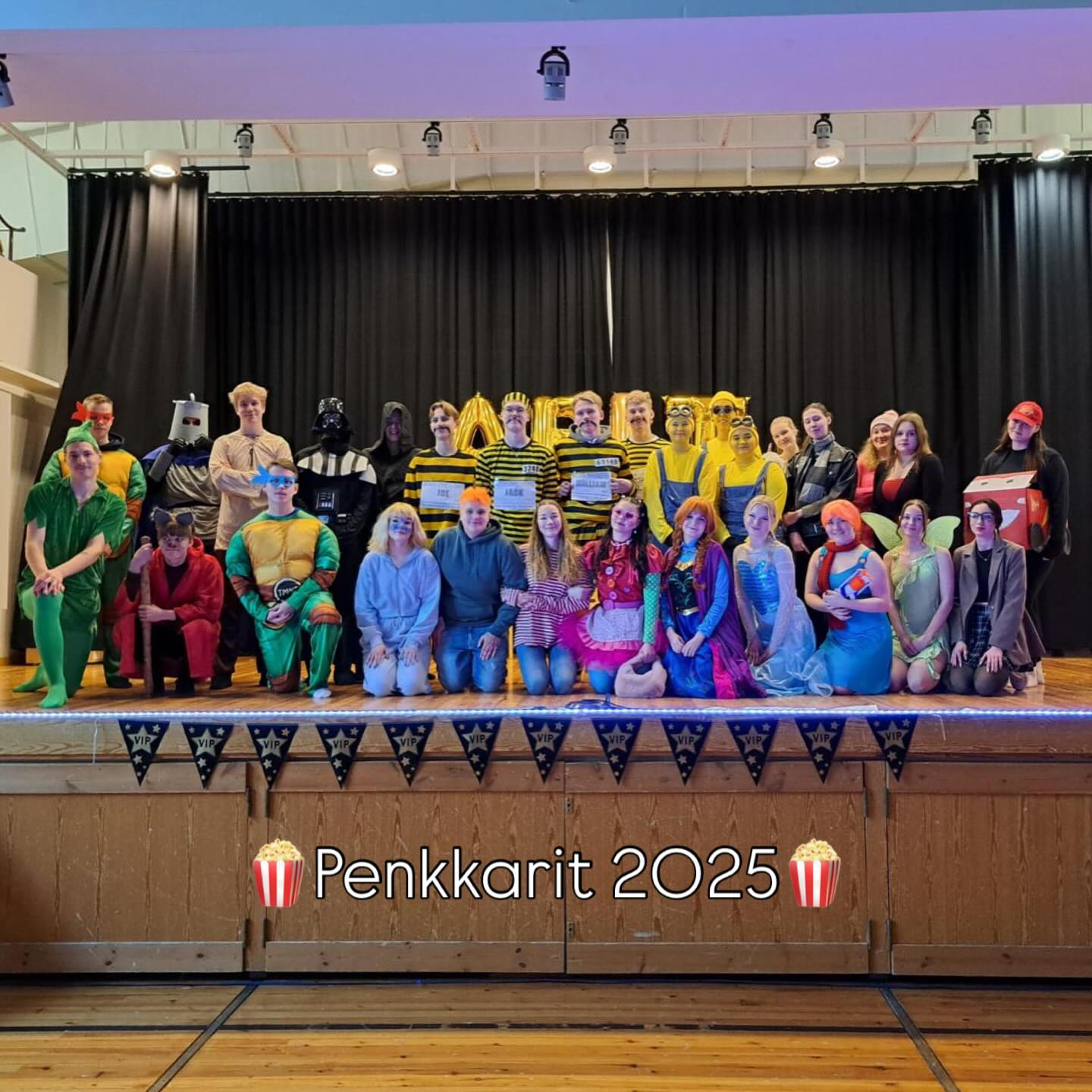 Viime torstaina koulumme täyttyi upeista elokuvahahmoista, kun abit juhlistivat penkkareitaan elokuvateemalla! 🎭✨Abishow toteutettiin ensi-ilta-tyylillä ja yleisö pääsi nauttimaan popcornista🍿
Tänä vuonna elokuvateema toi mukanaan myös uusia ohjelmanumeroita. Yksi niistä oli abien muunneltu versio Haluatko miljonääriksi?-ohjelmasta. Lisäksi katsottiin video abiturientin normaalista koulupäivästä (tai ainakin abien näkökulmasta normaali) 😄🎬
Perinteisessä opettajien palkitsemisessa tänä vuonna erityishuomion saivat abien omat ryhmänohjaajat. Muut opettajat pääsivät yhdessä herkuttelemaan kakkua opettajanhuoneessa 🍰
Abien päivä päättyi tietysti rekka-ajeluun 🚛🍬 Abit lähtivät karkkeja heitellen kohti lukulomaa! 🎉