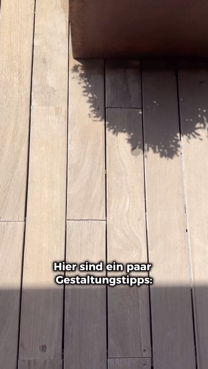Holzdecks sind eine wunderschöne Ergänzung für den Garten und verleihen Aussenbereichen eine warme, natürliche Atmosphäre. Es gibt eine Vielzahl an Holzarten und Ausführungen, die unterschiedliche Eigenschaften bieten. Die Wahl des passenden Holzdecks ist eine sehr individuelle Entscheidung, bei der mehrere Faktoren sorgfältig abgewogen werden sollten. Daher zählt nicht nur die Holzart selbst, sondern auch, wie und wo das Deck eingesetzt wird – denn beides hat einen massgeblichen Einfluss auf die Ästhetik des Gartens.
#Gartendesign #Holzdeck #Aussenbereich #Gartenarchitektur #Terrassengestaltung #NachhaltigesBauen #OutdoorLiving #Landschaftsarchitektur #Garteninspiration #DesignimGarten #KantonZuerich #Zürich #KantonSchwyz #freienbach #pfäffikon