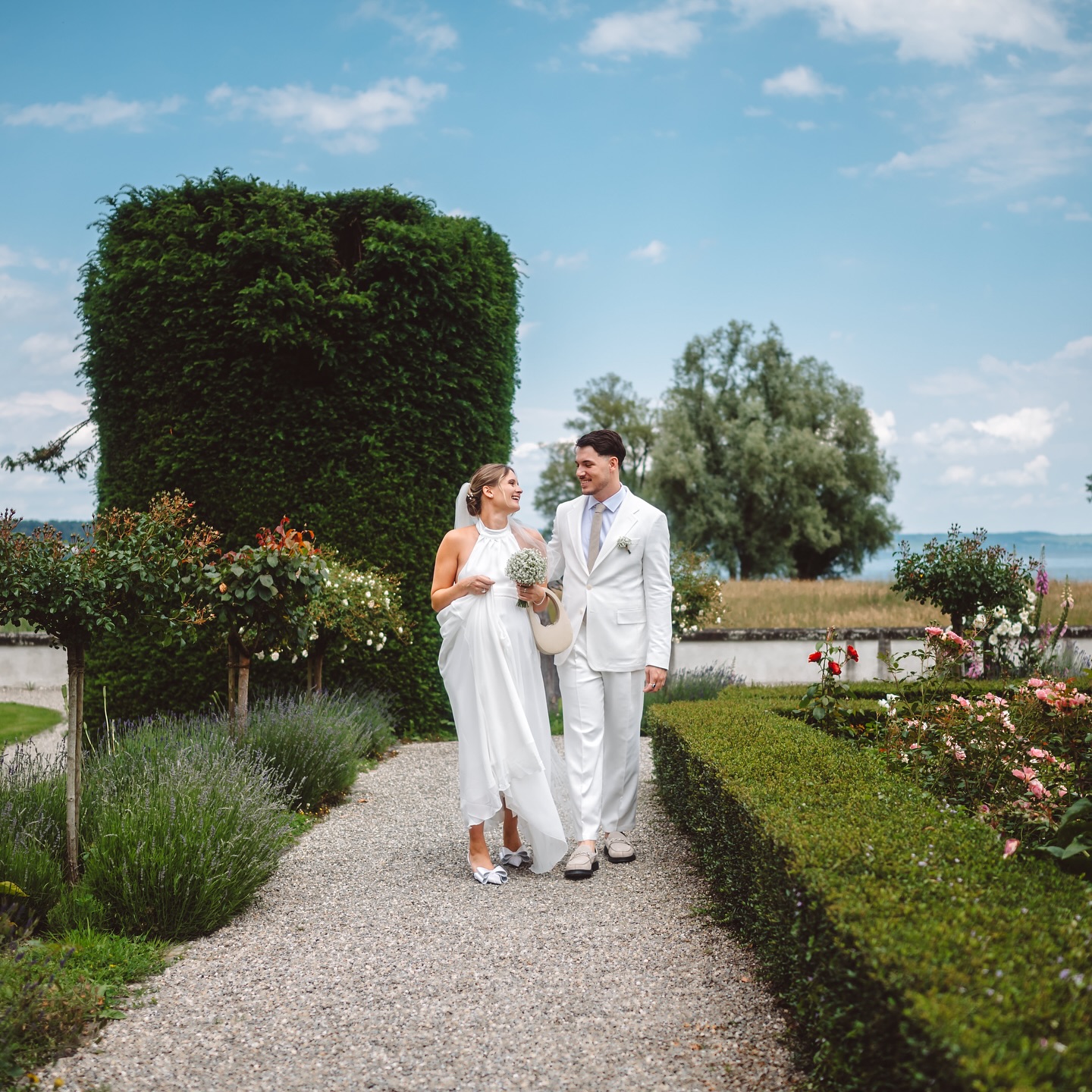 🤍Linda & Noah🤍
Als mich Linda & Noah angeschrieben haben um ihre Hochzeit zu begleiten, war dies sehr speziell für mich. Noah’s grosse Schwester - Rahel - ist eine gute Freundin von mir und ich durfte bereits ihre Hochzeit fotografieren. Somit kenne ich die ganze Familie ganz gut. Nach der Hochzeit von L&N durfte ich zusätzlich eine Newborn Homestory machen 🙃 das war ein Highlight für mich 😍 lieben Dank für das Vertrauen ihr beide ❤️
Die Bilder sprechen für sich! Was für ein Tag und WOW was für ein Paar 🔥🔥🔥
▪️▪️▪️▪️▪️▪️▪️▪️▪️▪️
❣️ www.trailsofyourlife.com ❣️
▪️▪️▪️▪️▪️▪️▪️▪️▪️▪️
#hochzeitsfotograf
#hochzeitsfotografkreuzlingen
#hochzeitschweiz2024
#hochzeitschweiz2025
#swissweddingphotographer #hochzeitsfotografieschweiz #fearlessphotographer #swisswedding #weddingphotographerswitzerland #hochzeitsfotografschweiz #zurichwedding #zurichweddingphotographer
#schaffhausen
#wedding #hochzeitsbilder #loveshoot #coupleshoot #traumhochzeiten #hochzeitsblog #theknot #hochzeitsinspiration #hochzeitsfotografen #weddinginspiration #hochzeitsideen #foreverlove #hochzeitsfotograf #weddingphotographer #junebugwedding