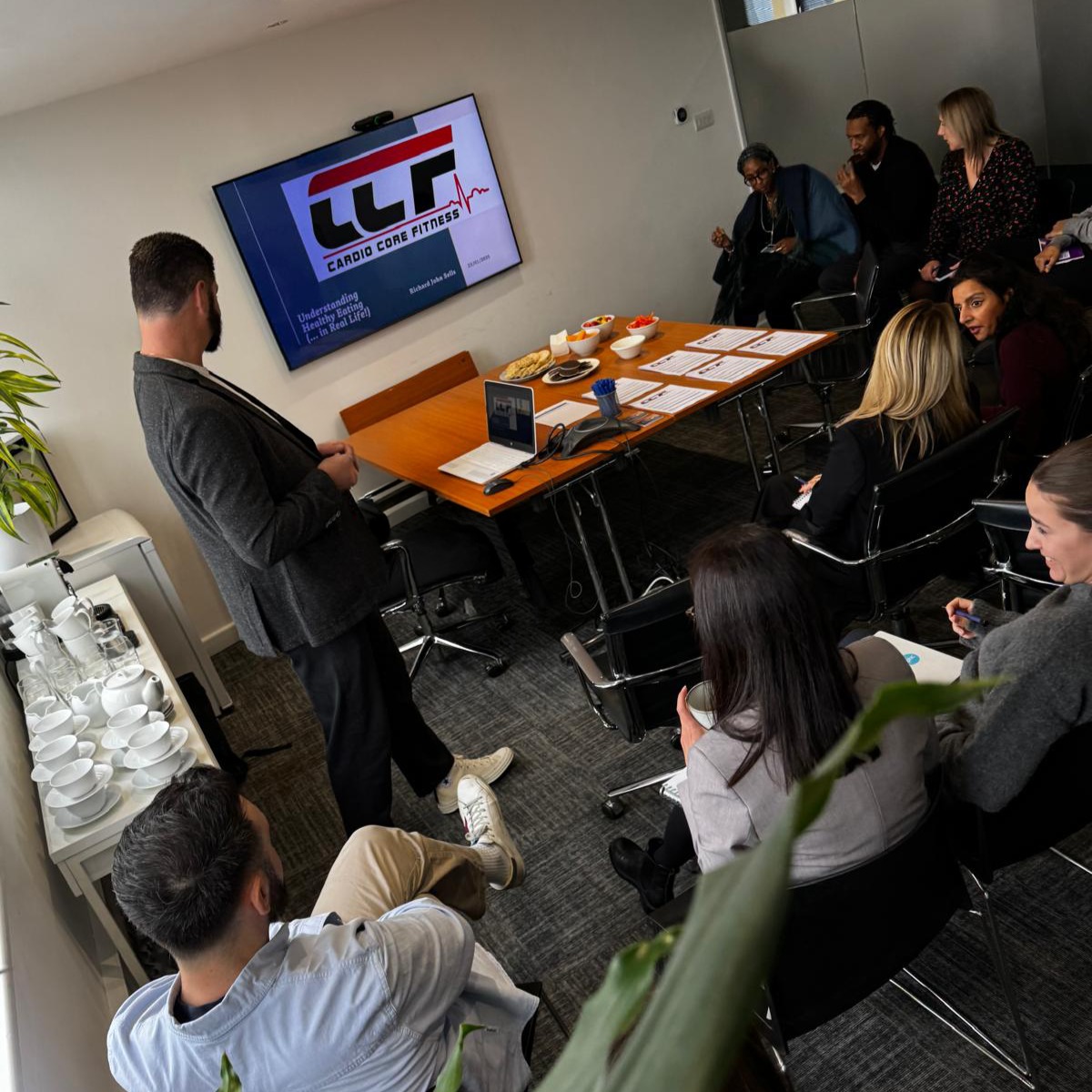 Last week, we hosted a healthy eating and well-being workshop for our team at LBM HQ. @rich_cardiocorefitness taught us how to make healthier choices and integrate healthy eating into our lives in a manageable way.
Thanks Rich! 🍎🥦💪