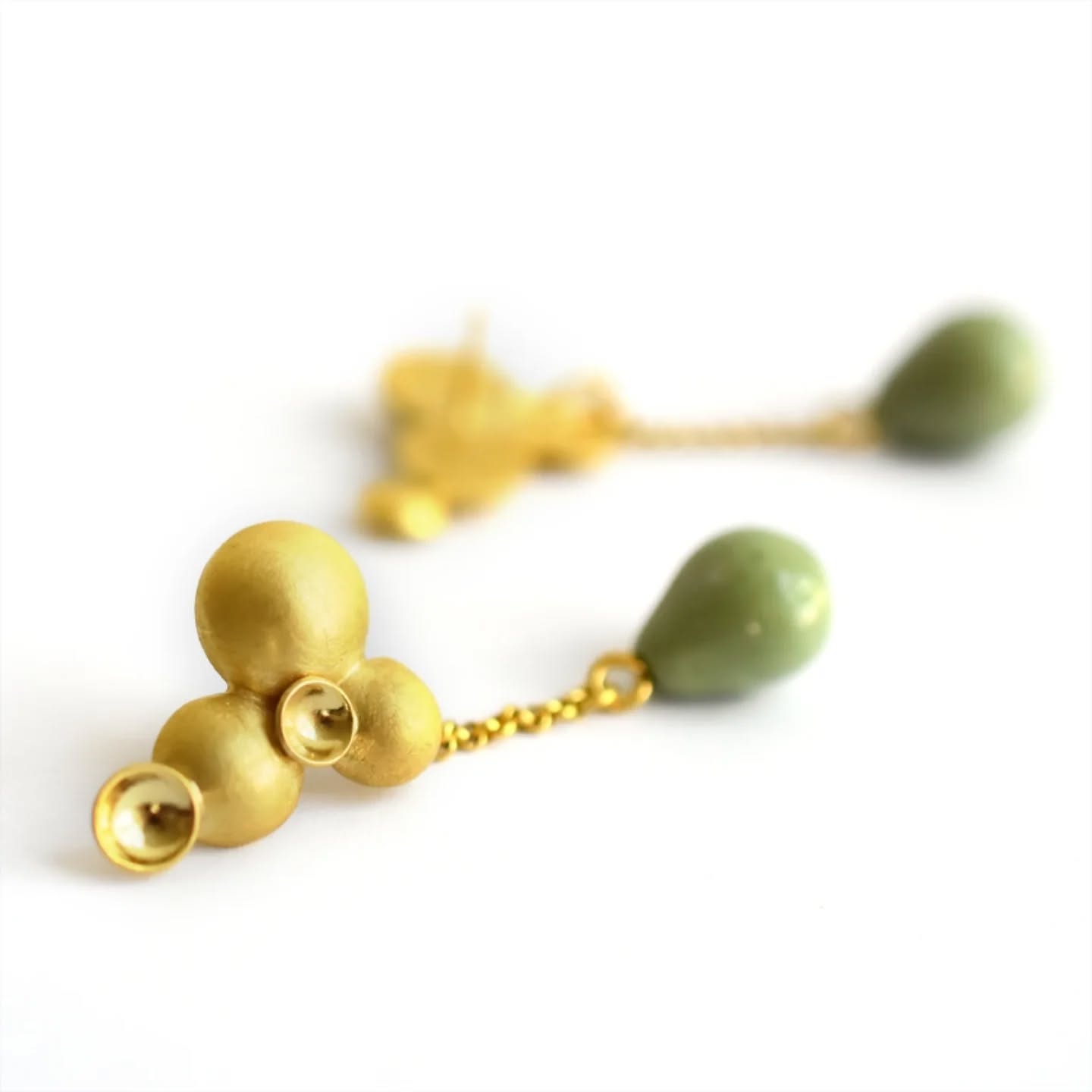 Einen wunderschönen Kundenauftrag durfte ich letztes Jahr für eine Hochzeit umsetzen.
Passend zum grünen Gürtel des Kleides entstanden Porzellanperlen und daraus Ohrschmuck.
Der Clou: die Perlen können angenommen werden und somit wird aus dem Hängeohrring ein Stecker.
Schmuck: @elementarisbypfefferkorn
Kleid: @junika_weddings
Anzug: Spengler&Fürst
Foto: Robin Knothe
#brautschmuck #schmuck #porzellanschmuck #hochzeit
@miquelburrito