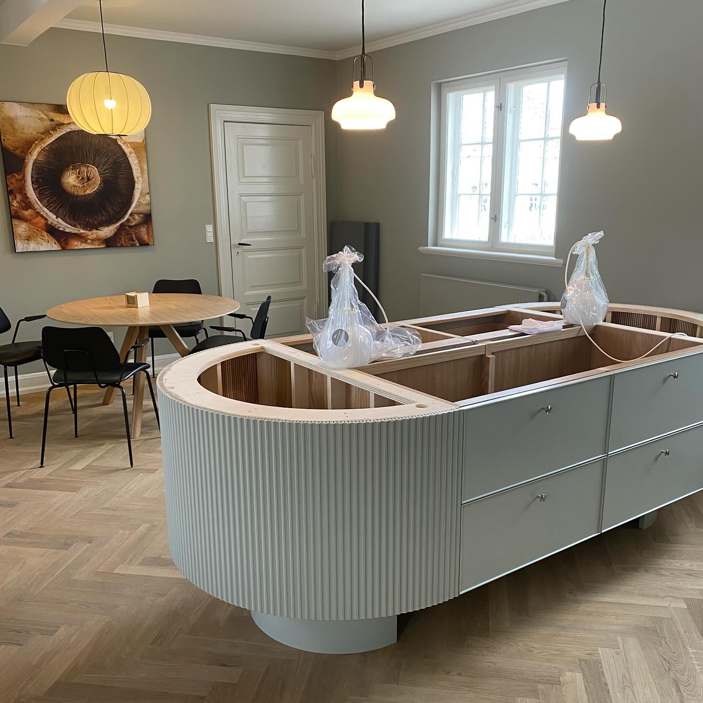 In the making… 😊
Man kan jo godt fornemme, hvor det bevæger sig hen ad…
De gode mennesker fra @brdpagh.furniture arbejder på den fineste køkken ø, og vi glæder os til at se det færdige resultat, hvor husets beboere skal nyde et break og en kop varmt.
#kontorfællesskab #work2gether #lehnshus