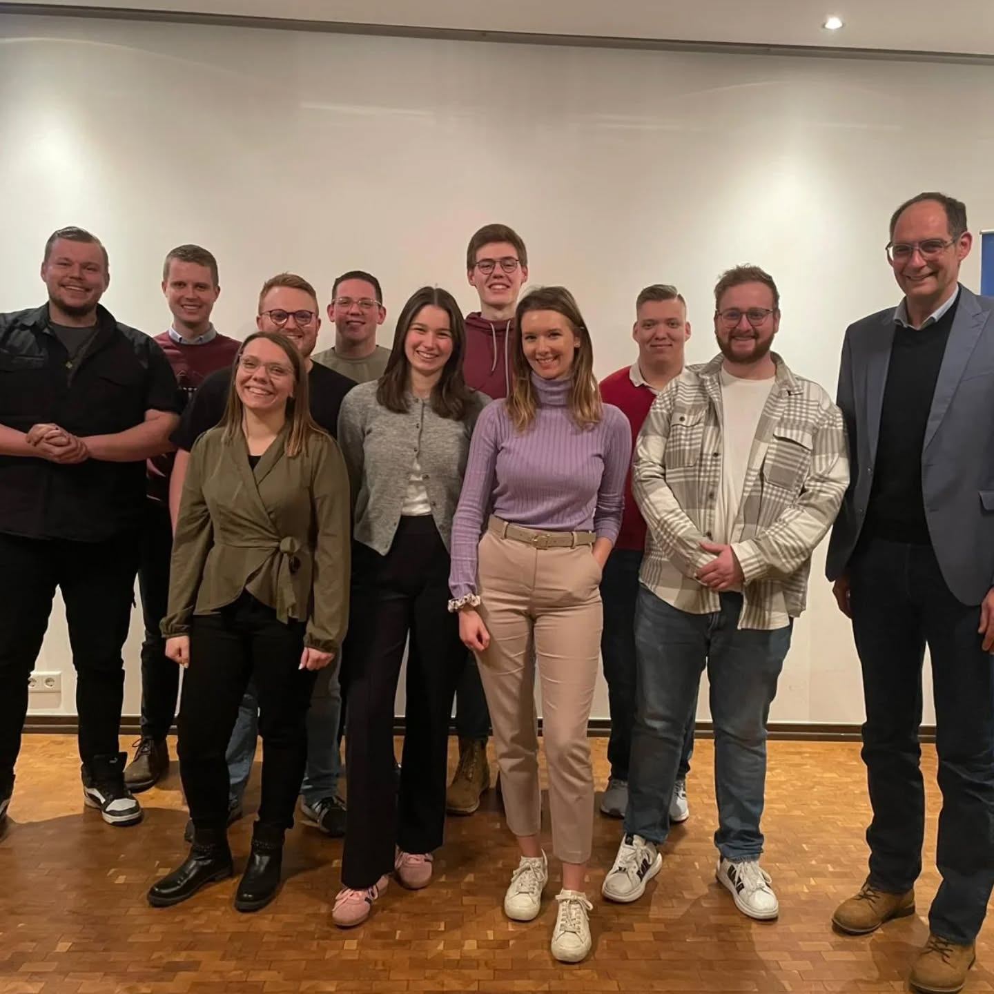 Bad Laer 2️⃣0️⃣2️⃣5️⃣
Es waren 2 sehr schöne Tage auf unserer Bildungsfahrt nach #BadLaer. Alles drehte sich um das Thema kommunalpolitische Grundlagen.
Dafür erhielten wir einen Einblick in die Organe und Arbeitsweise vor Ort und in den kommunalen Haushaltsplan. Das Highlight war unser Planspiel für #Koalitionsverhandlungen.
Zu Gast war auch unser OB-Kandidat @jochen_dornseifer und hat mit uns die anstehenden Wahlkämpfe und die Themen, die uns als JU in Hamm wichtig sind, besprochen. Den Abend haben wir dann noch gemütlich ausklingen lassen, ganz klassisch #westfälisch!
Am Sonntag erhielten wir einen Vortrag zum Thema #Rechtsruck in Deutschland und Europa. Die Kerndebatte lautete, wie wir unsere #Demokratie schützen können.
#Danke an alle Teilnehmer und dem Orgateam!