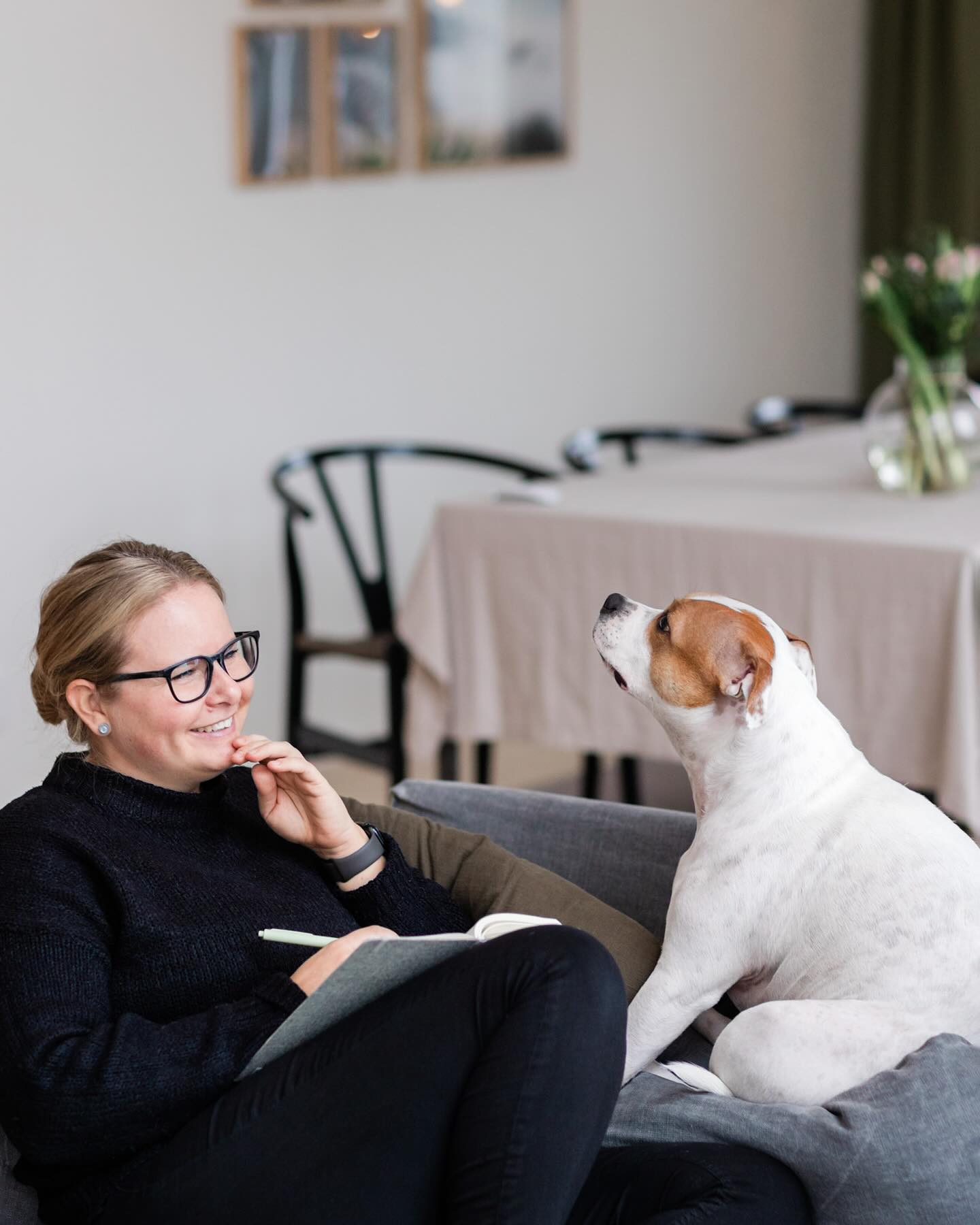 Ibland måste jag hålla mig själv tillbaka. 🙂
Jag älskar utveckling och att arbeta med coacher och mentorer. Ofta tar jag hjälp av någon utan att egentligen veta exakt vad jag vill utveckla – och det är alltid lika spännande och givande.
Nu har jag precis avslutat ett mentorskap hos en fantastisk coach och såg ett oerhört spännande erbjudande om ett sex månaders program. Första tanken var: Det här vore ju superkul! Och det hade det säkert varit.
Men för första gången kände jag att det inte är rätt läge att hoppa på något nytt. Jag tog ett steg tillbaka. 🙌🏼
De senaste två åren har jag jobbat intensivt med coacher och mentorer, vilket har utvecklat mig enormt och gett mig ovärderliga kunskaper och insikter. Men nu är det dags att stanna upp. Att verkligen landa i allt jag lärt mig, använda de verktyg jag fått och fokusera på att implementera dem i mitt företag.
Utveckling handlar inte bara om att ta in mer – ibland behöver man ge sig själv tid att växa i det man redan har. Så just nu väljer jag att pausa, reflektera och bygga vidare på den grund jag skapat.
Och det känns helt rätt. 💯
Kan du också känna igen dig i detta?
#entreprenörsliv #entreprenörskap #entreprenör #kvinnligföretagare #företagare #egenföretagare #soloföretagare #soloprenör #virtuellassistent #branddesigner