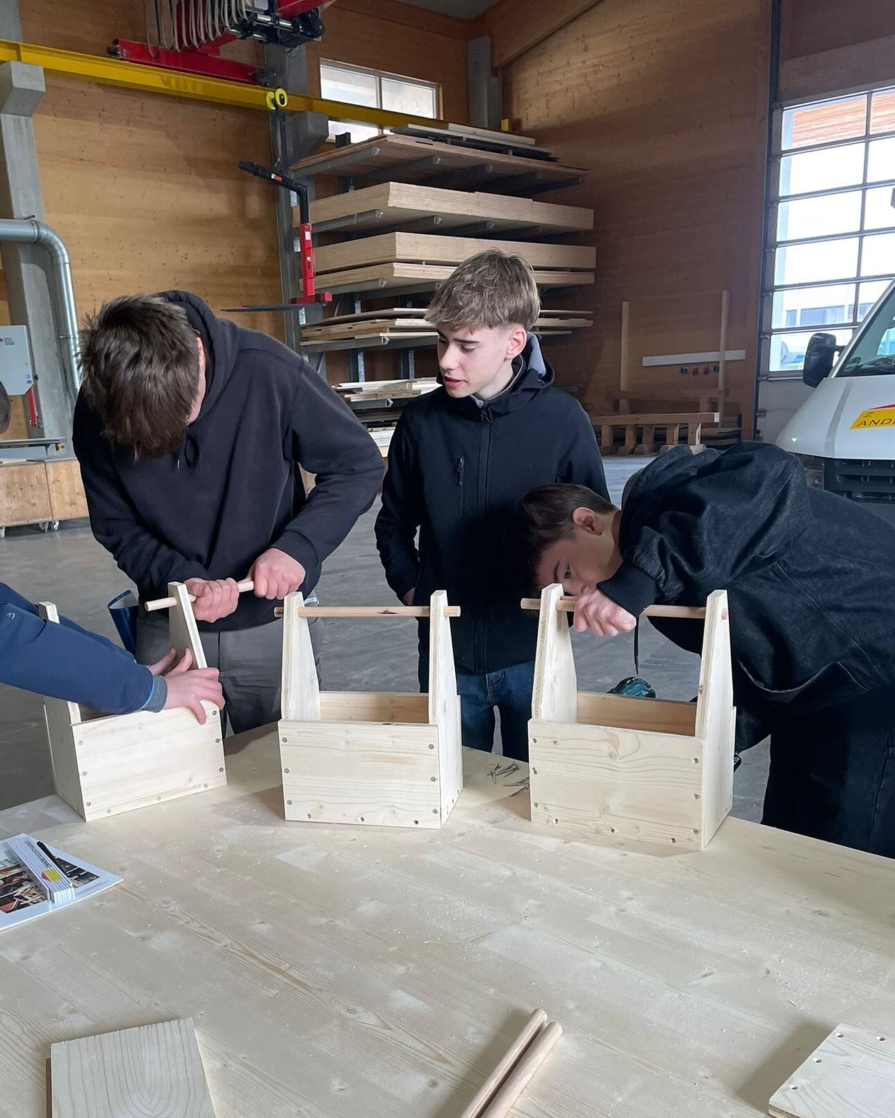 Gestern hatten wir Besuch von Schülern der Realschule Brannenburg in unserer Zimmerei!
Alle konnten viel über den Beruf des Zimmerers erfahren.👷♂️⛏️ Andreas Niederthanner zeigte ihnen bei einem Betriebsrundgang die verschiedenen Maschinen und Arbeitsabläufe.
Nach einer Brotzeitpause bauten die Schüler kleine Werkzeugkisten und konnten sich im Vorstellungsgespräch üben.⚒️📋
Es war ein schöner Vormittag und wir hoffen, es hat euch bei uns in der Zimmerei Niederthanner gefallen!🤗
#zimmereiniederthanner #berufsinformation #handwerk #bau #karriere #holzbau #spassbeiderarbeit #arbeitenmitholz #realschulebrannenburg #inntal #rosenheim #zimmererarbeiten