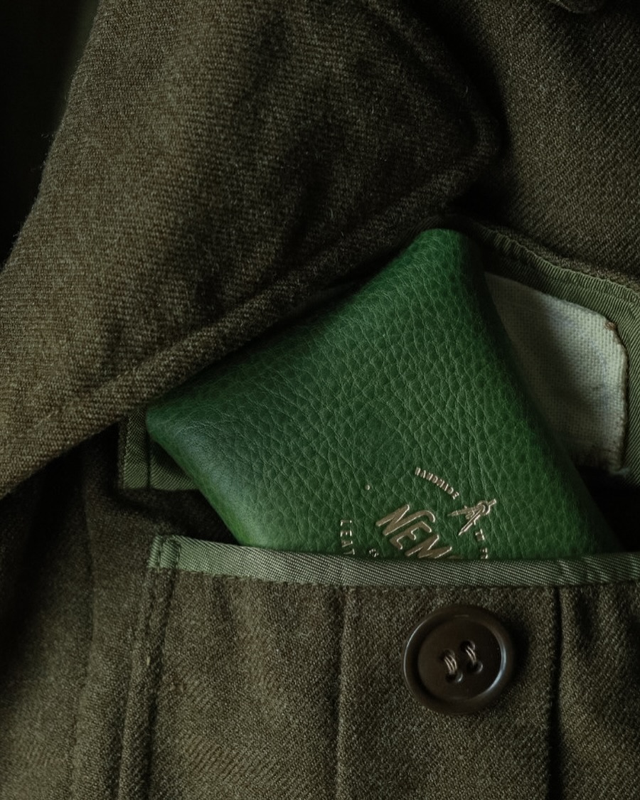 LIGHTHOUSE minimalist wallet.
Minerva Box leather from Carlo Badalassi tannery.
#nemoleathergoods #minimalistwallet #minimaliststyle #cardholder #leatherwallet #leathercardholder #minimalistcardholder #nostitchwallet #origamiwallet #ruggedstyle #heritagestyle #redwingstyle #minervabox #madeinfrance #fabriquéenfrance #portefeuillepersonnalisé #portefeuille #portecartes #slowfashion #gentelmanstyle #perdonalisedgifts #personalisedwallet #portefeuillepersonnalisé