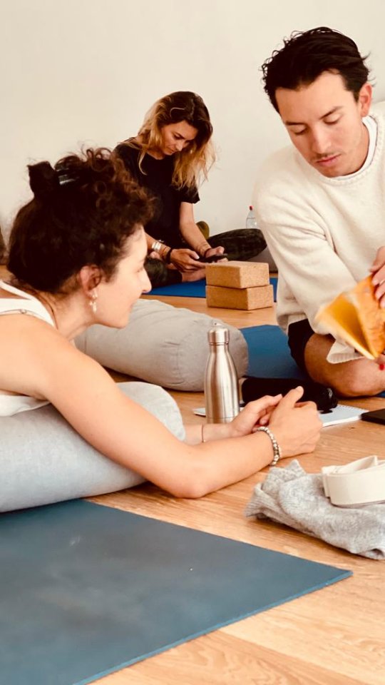 3 points clés dans ma pratique :
-
~ LA CURIOSITÉ : chercher & explorer de nouveaux chemins, de nouvelles sensations, de nouveaux espaces me procure une sensation de liberté joyeuse. La curiosité se lie à la créativité et me permet d'affiner ma pratique mais aussi de lui offrir un champ des possibles infini.
Pour nourrir cette curiosité, je ne peux que vous recommander : @pialecannu @yoganthropologist @marie.diasalves
-
~ L'AUTODISCIPLINE : j'ai pu rentrer dans des schémas assez rigides avec des injonctions à pratiquer chaque jour & des pratiques toujours plus intenses. Au fil du temps, j'ai compris que l'autodiscipline m'est nécessaire pour trouver de la régularité à condition qu'elle ne rime pas rigidité & automatisme.
-
~ DIVERSIFIER MES PRATIQUES : Sur le tapis, je pratique différentes approches qui ne sont pas toujours liées au yoga traditionnel. Pour construire de la force et de la mobilité je m'amuse à varier entre des pratiques dynamique et du yin, mais aussi à faire du renfo, de la mobilité fonctionnelle, du cardio, des mouvements intuitifs, dépourvus de toute attente.
@charlottedupinay @mathieuboldronyoga @agathe.ph @maevaboldron
-
Chacun(e) d'entre nous à son rapport à la pratique. Veillons a ce qu'il reste joyeux et sans enjeux !
-
On se retrouve sur fanny-yogamayucha.uscreen.fr (lien dans la bio) pour les cours en ligne. A partir de 13€/mois
.
#YogaFlow
#PratiqueConsciente
#YogaLifestyle
#MouvementIntuitif
#ExplorationCorporelle
#ForceEtMobilité
#YogaCréatif
#YogaInspiration
#YogaEverywhere
#CorpsEnMouvement
#MobilitéNaturelle
#ÉcouteDeSoi
#RoutineBienÊtre
#AutodisciplinePositive
#BougerPourLePlaisir
#YogaModerne
#MouvementLibre
#PratiqueJoyeuse
#YogaSansPression
#YogaPourTous