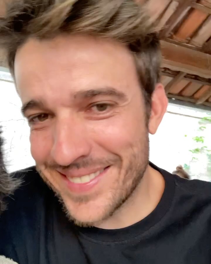 Nenéquié?!
A dona da Cadivó.
A Vó.
Vozinha.
Vovô Bibi.
Dona Cecília.
Eu só como o pastelzinho dela.
A gente sentado, passando massa no rolo, cortando com copo lagoinha pra adulta da vez meter o recheio.
Queijo e carne.
Chuá na gordura quente!
Broa, rapa de angu e rosquinhas.
Goiaba, pitanga e graviola tem no pé.
Ela fazia muita mentira também.
Mas falava umas verdades.
É. Braba ela!
Porém, nunca negou prato de comida pra quem sentia fome e batia a sua porta.
E eram muitos!
Cresci vendo isso debaixo dos meus olhos.
Coisa rara: uma cristã com atitudes cristãs.
E quando a gente faltava à missa das 9h, tinha que ir à das 19h.
Dureza! Sair do pegadô de esconder, do modicolodi ou da correria de quintal pra ir ouvir uns sermões que quase sempre não nos alcançava…
Ah, Dona Cecília!
A mãe, avó, bisavó e tataravó que ora por todos e todas.
Todos os dias.
Haja bolinha de terço!
Que mulher incrível você é.
Por aqui corre o mesmo sangue que o seu. E o meu orgulho é imenso por isso.
Mesmo de longe eu celebro o seu dia.
Porque você está aqui comigo. Aqui dentro. É.
Tem muito tempo que você faz seu caminho e a gente vai junto.
Na carona.
Na calda do doce de figo da lata cinza.
“Vó, pq vc não trabalha?”, perguntei do tamborete, olhando pra ela na louça.
“Se eu sair pra trabalhar, quem vai fazer tudo que eu faço aqui na casa?”
Silêncio. Criança pensando.
“E você acha que oque eu faço aqui não é trabalho?”
Era um VRAU matinal comendo solto. Nunca mais me esqueci dessa conversa. Me valeu uma faculdade de sociologia.
Vô, quando você veio ao mundo o cinema ainda era meio mudo, meio com sonido. Pelé nem tinha nascido e Vespasiano nem sonhava em ser cidade.
Foi a senhora quem fundou Vespasiano, Dona Cecília?!🤔
Grato por tudo que você me deu.
Pela infância maravilhosa que tive.
Por existir.
Por ser essa força que nos leva a cantar.
Te amo. Te amamos demais!
Do seu neto favorito (#verdades #paz #famíliaunida rs),
Gustavo Viana
🎈🎉🎂