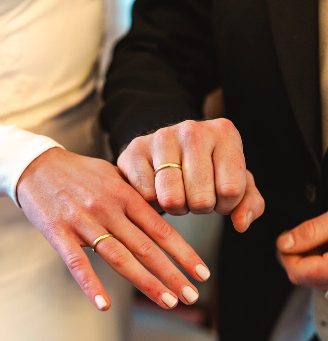 Another love story ❤️✨
We had the honor of creating the wedding bands for the beautiful couple, Anouk & Sean. Their rings were crafted from old gold, carrying the love and history of both their families—now united forever.
Rings for life, filled with a lifetime of stories.
Congratulations on your marriage, @anouklatooijprein ! ❤️💍
#meltinggold #LoveStory #WeddingBands #HandmadeJewelry #Forever #GoldWithAStory #CustomMade #WeddingRings #NewBeginnings #HappilyEverAfter