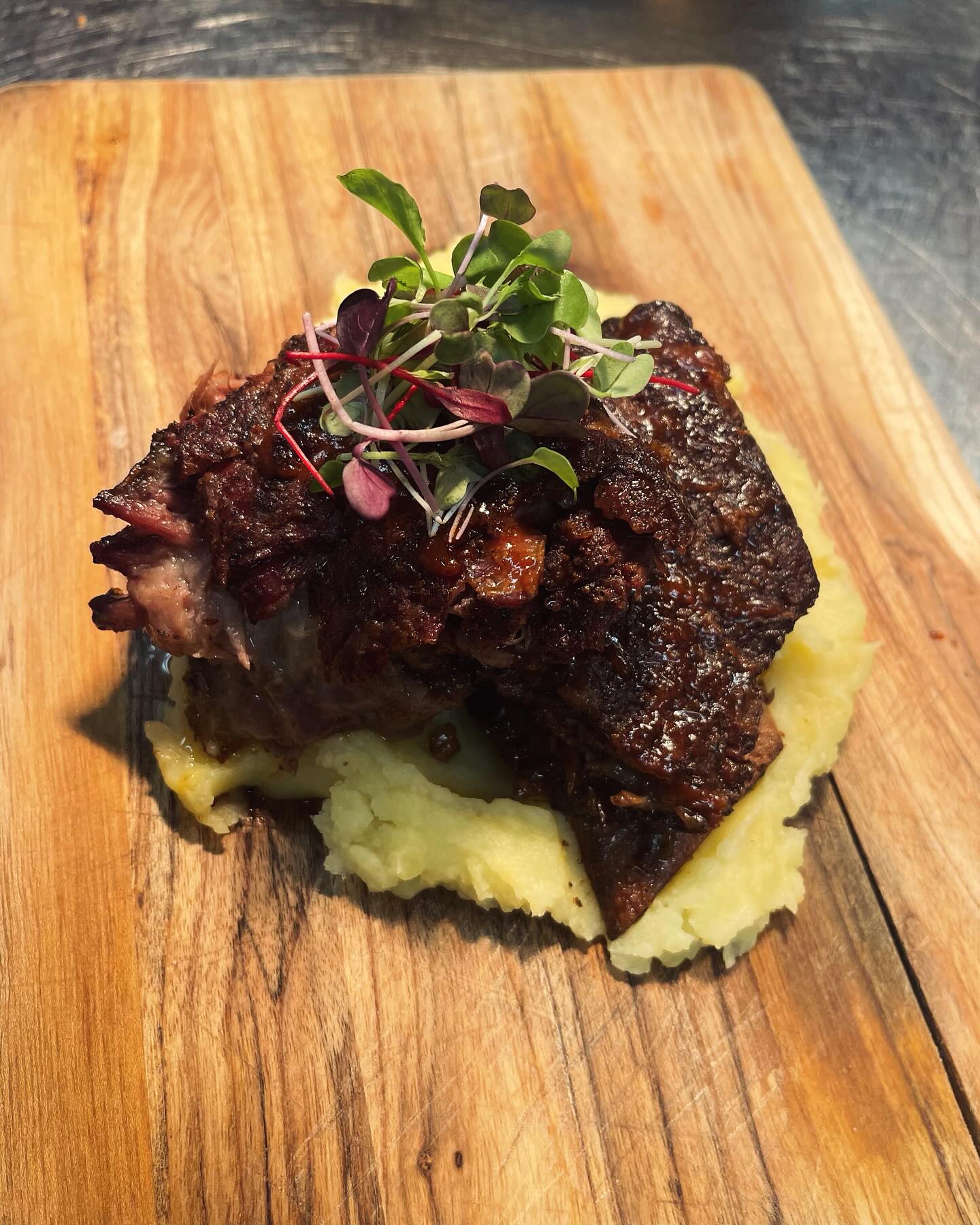 Short Rib | Smoked for 18 hours, this short rib is sweetened with the rich flavors of silan (date syrup) and spicy harissa. A perfect balance of smoky, sweet, and spice, served on a bed of our silky mashed potatoes. It’s not just a bite—it’s a journey of flavor. 🌶️🌿 #YallaMarVa
#foodporn #cheflife #kosher #meatlover #foodie