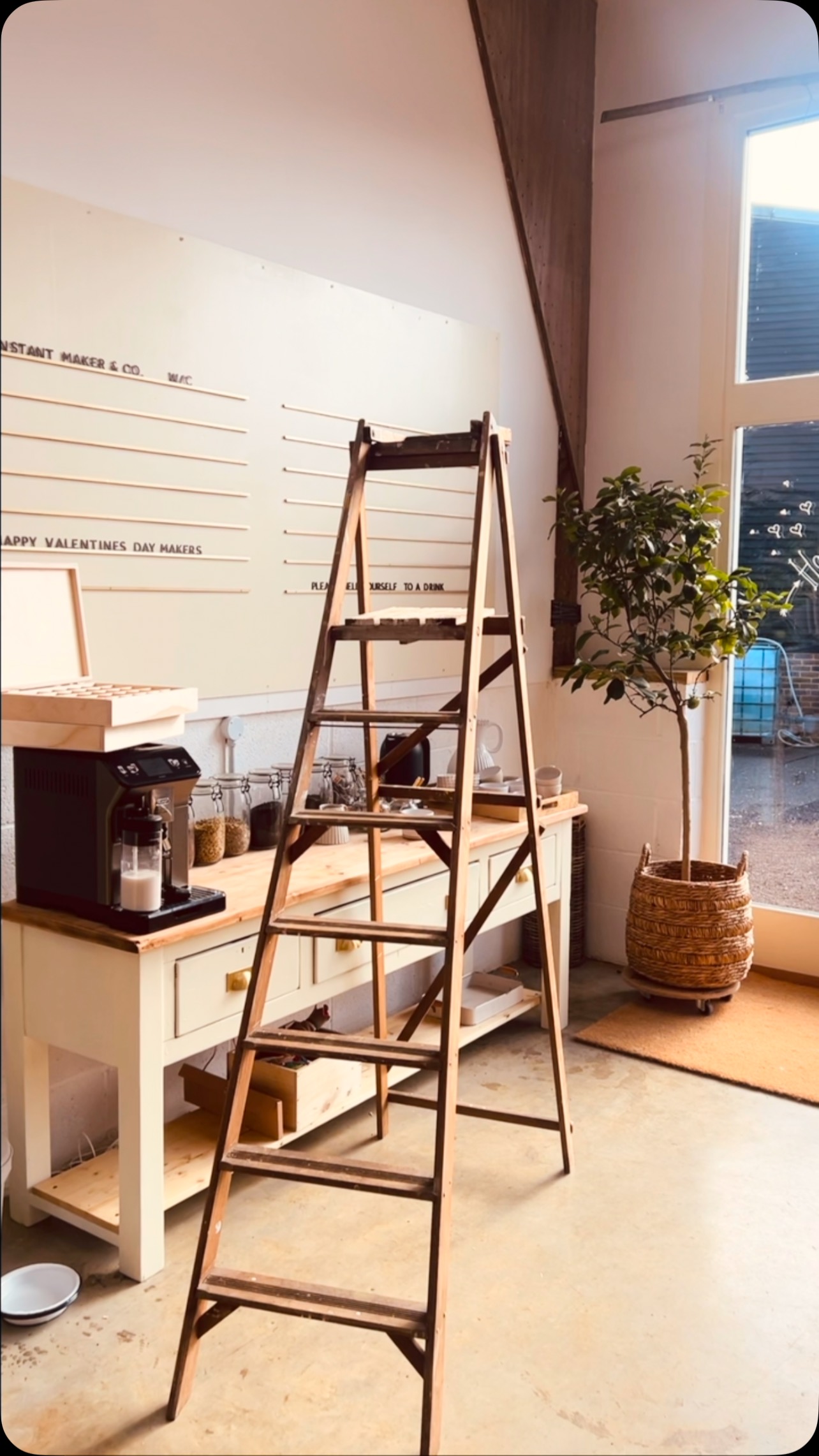 A busy day full of spring love and warming fires- Happy Valentines to all the makers out there!
#valentinesday #theconstantmaker #makeit #springlove #niceplacetobe #creative #workshop #britishcountryside #rabbitlove #labradorsofinstagram #springinthecountry #quintessentiallyenglish #prettyvillage #hambledonvillage #surreylife #englishlife #doingitwithstyle #coalyardcreatives #willyandgeorge #kingsworthyfoundry #barrelring