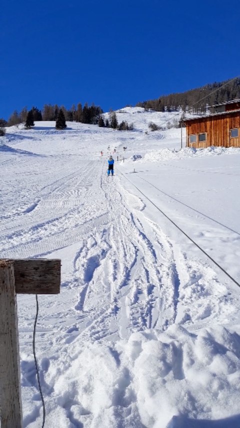 Top Piste, top Wetter, was will man mehr?
Gratis Skiplausch am Skilift in Stierva. Mehr Infos zur Nutzung des Lifts findest du auf unserer Website.
#uts #skilift #sonnenschein #pistenplausch #stierva