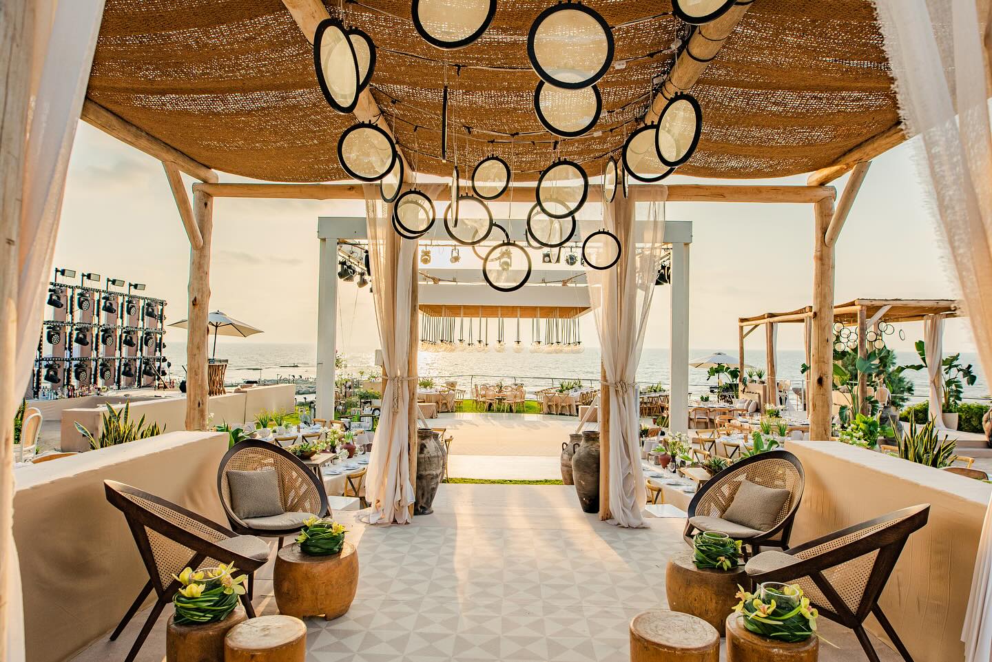 We invite you to step into our beachfront resort wedding design. With a breathtaking view, we’ve transformed the entire area into a unique resort that offers relaxation, comfort and pure serenity. Every detail has been carefully considered to create a one-of-a-kind experience.
Space design by @lbiproductions & @dna_houseofdesign
Design by @dna_houseofdesign
Production by @lbiproductions
Photography by @haim_afriat_co_wed