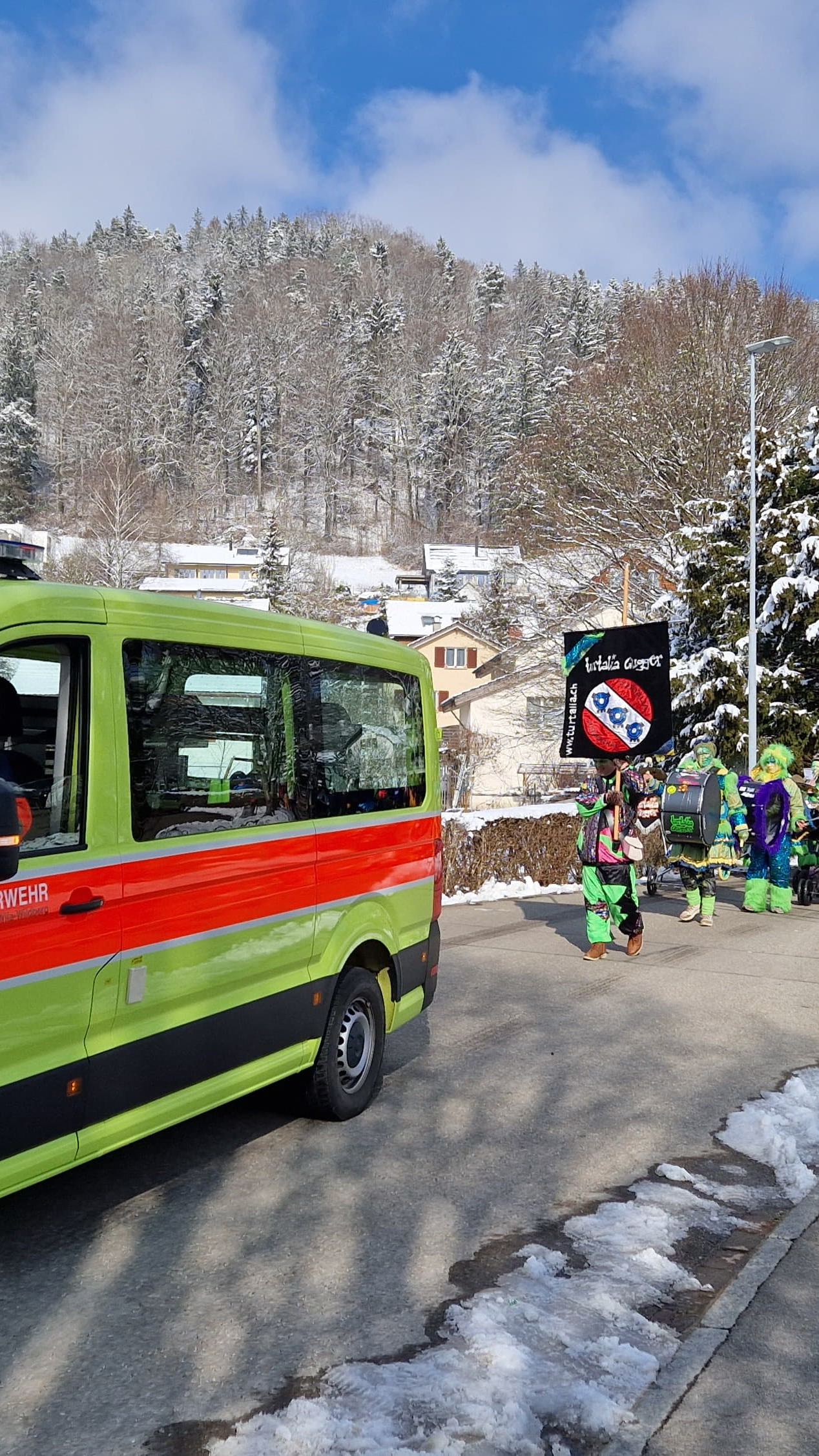 🎉🚒 Helau und volle Fahrt voraus! Heute war unsere Feuerwehr beim kunterbunten Kinder-Fastnachtsumzug am Start – gemeinsam mit der 🎺🥁 Guggenmusik Turtalia Turbenthal! Wir haben die Strassen gesichert und dafür gesorgt, dass die kleinen Narren 👧👦 sicher feiern konnten. Bunt, laut und fröhlich – genau so lieben wir die Fasnacht! ❤️🎭
Danke an alle, die dabei waren, und an Turtalia Turbenthal für die mega Organisation! Wir freuen uns schon aufs nächste Jahr! 🚀🎉
➡️ Wie hat euch der Umzug gefallen?
➡️ Markiert uns in euren schönsten Fasnachtsbildern 📸!
➡️ Folgt uns für mehr Einblicke in unsere Feuerwehr-Einsätze 🚒🔥!
#FeuerwehrImEinsatz 🚒 #Kinderumzug #Fastnacht2025 🎉 #SicherheitGehtVor 🛑 #FasnachtMitHerz ❤️ #TurtaliaTurbenthal #Guggenmusik 🎺 #Turbenthal #FeuerwehrFamilie 👨🚒👩🚒 #WirFürEuch #Helau 🎭 #Fasnachtsspass #Kinderfasnacht 🧒🎈 #Ehrenamt 💪 #FeuerwehrLiebe 🔥 #GemeinsamStark 🤝 #FeuerwehrAlltag #Fasnachtsumzug #SicherheitFürDieKleinsten 👧👦 #FastnachtMitFeuerwehr 🚒